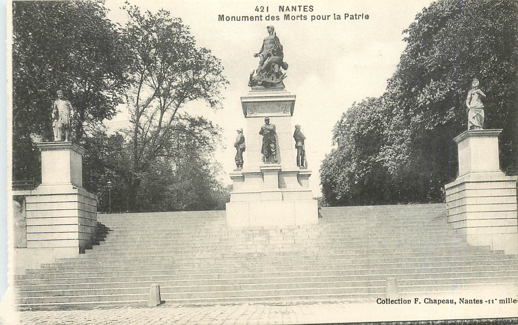 CPA Nantes Monument des Morts pour la Patrie 
