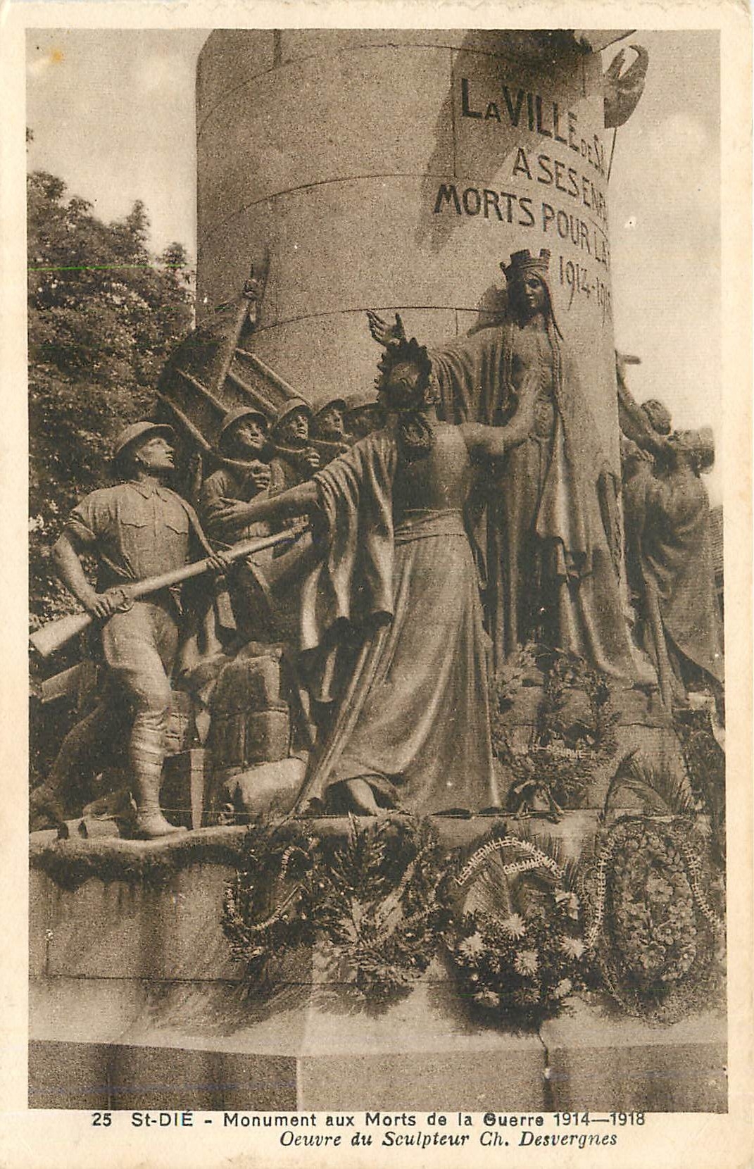 CPA St Die Monument aux Morts de la Guerre 1914 1918 Militaria