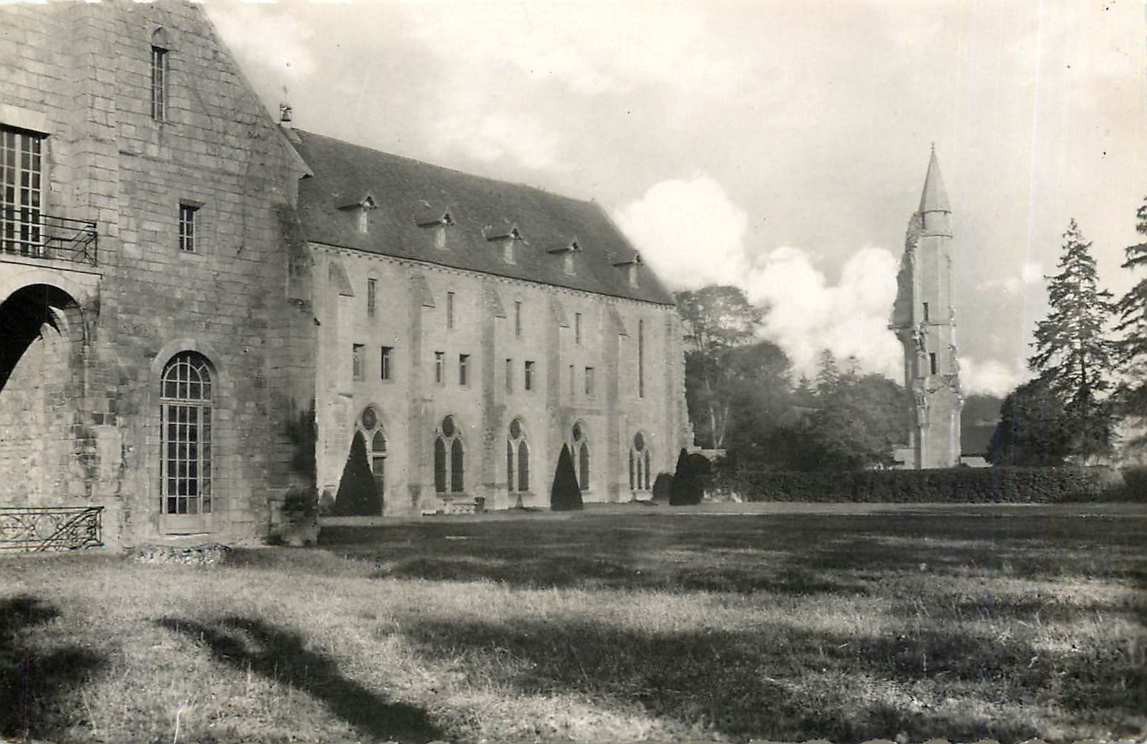 CPM Vue generale cote Est Abbaye de Royaumont 