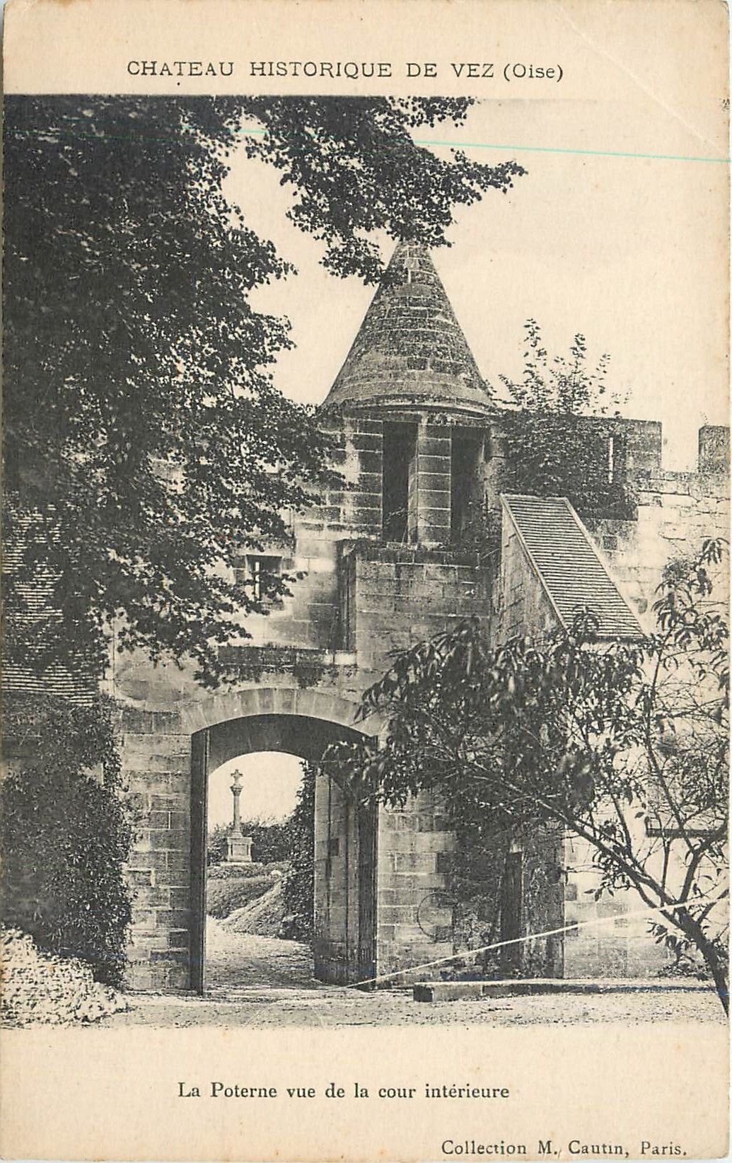 CPA Chateau Historique de Vez Oise La Poterne vue de la cour interieure 