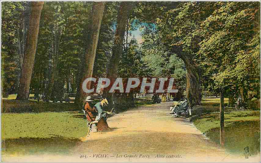 CPA Vichy Les Grands Parcs Allee centrale 