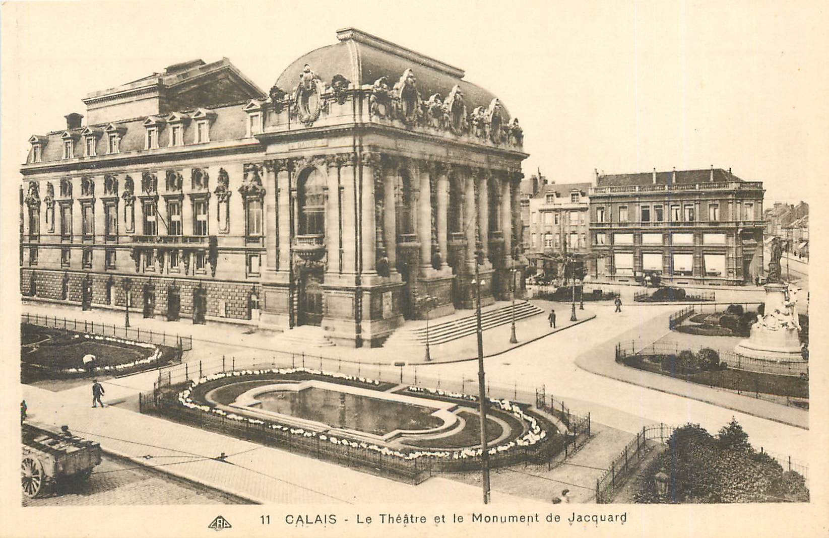 CPA Calais Le Theatre et le Monument de Jacquard 