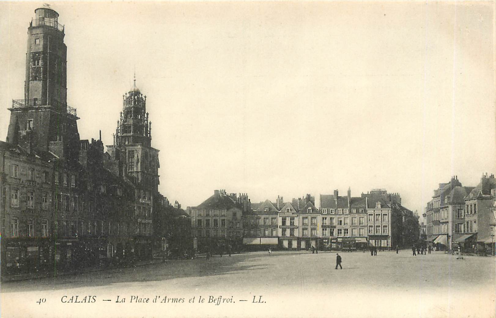CPA Calais La Place d'Armes et le Beffroi 