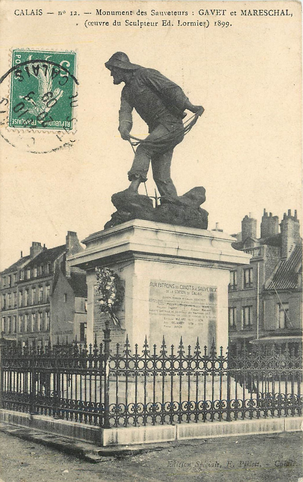 CPA Calais Monument des Sauveteurs Gavet et Mareschal 