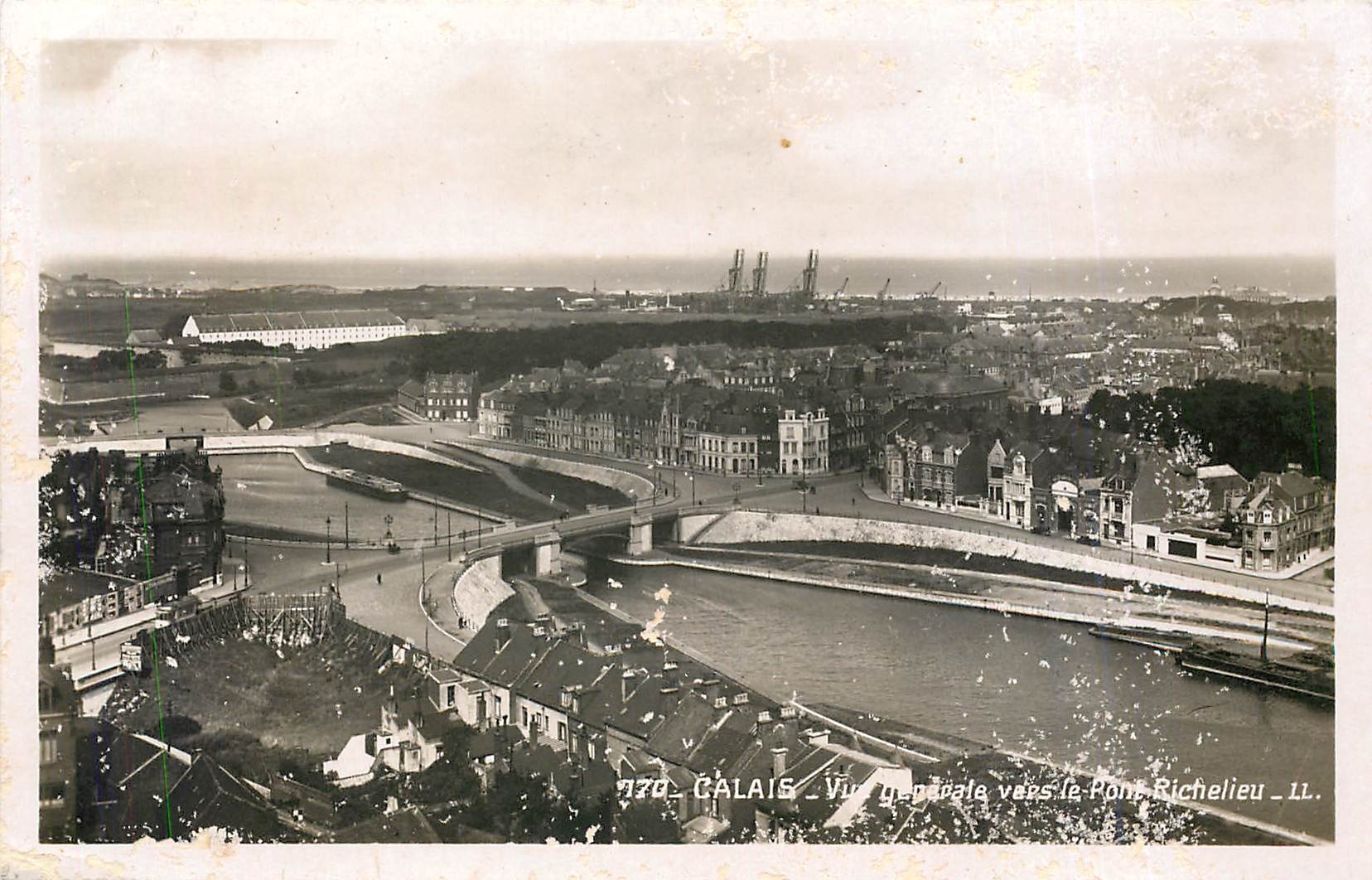 CPA Calais Vue generale vers le Pont Richelieu 