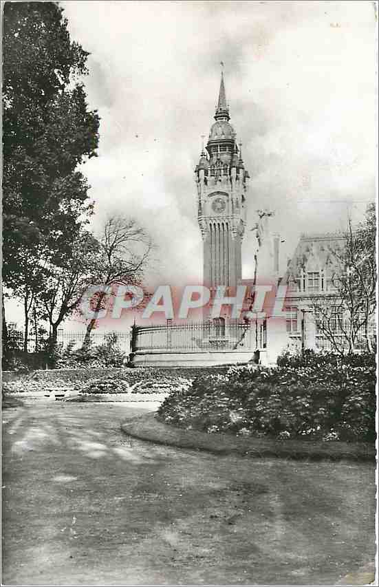 CPM Calais L'Hotel de Ville vu du Jardin public 