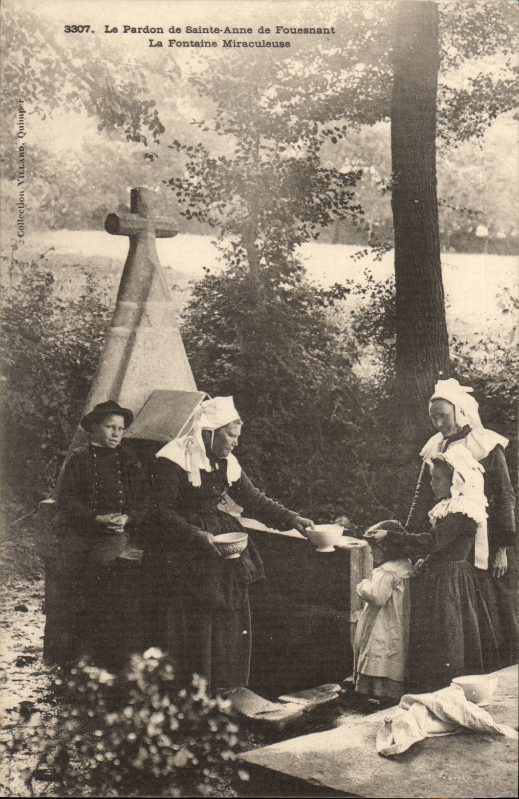 CPA le pardon de Sainte anne de Fouesnant La fontaine miraculeuse