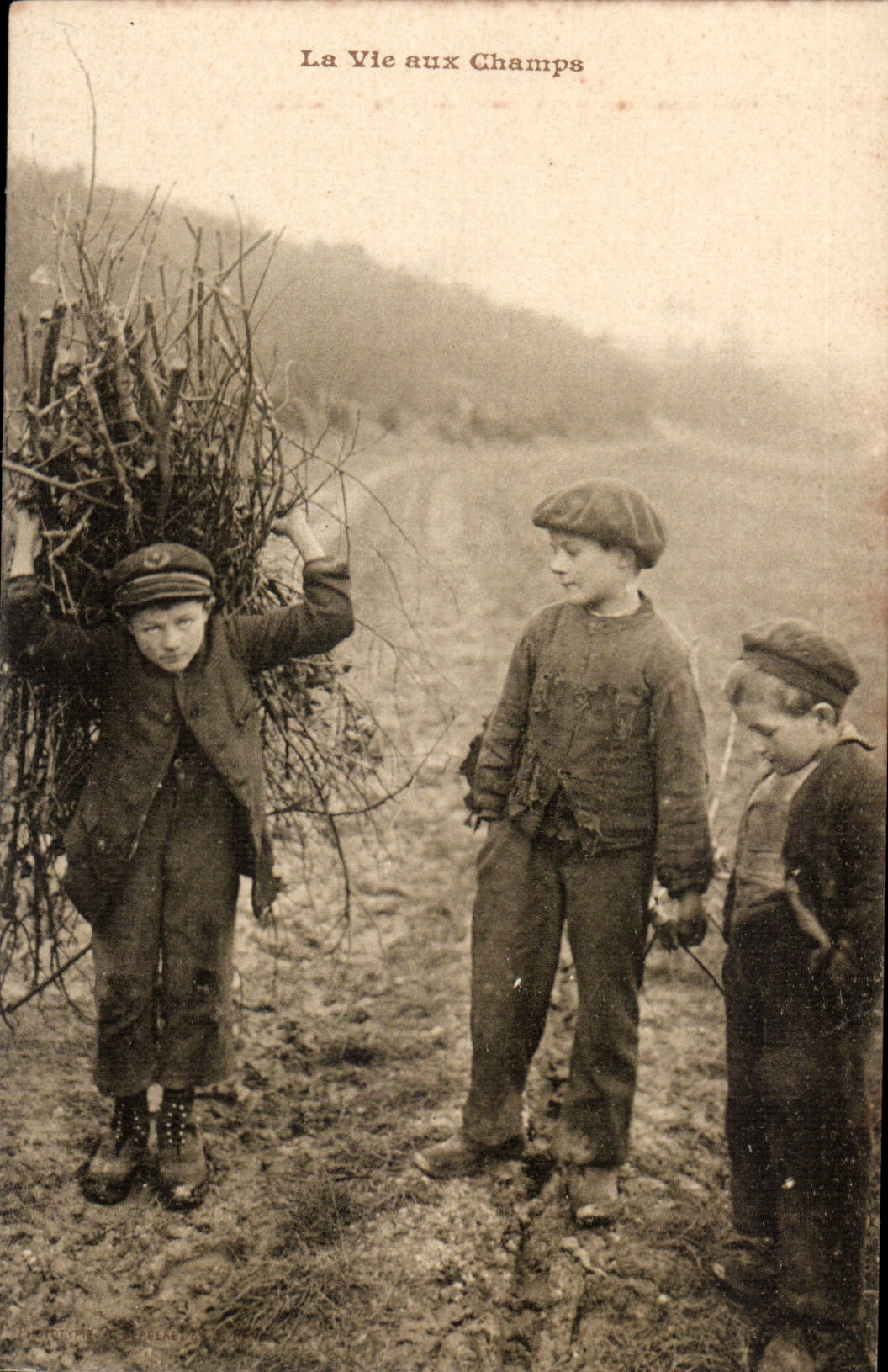 CPA La vie aux champs Enfants Ramasssage de bois TOP Petits metiers