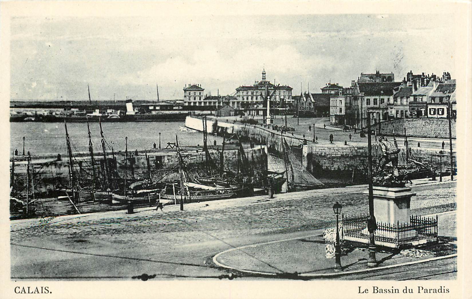 CPA CALAIS-Le Bassin du Paradis Bateaux