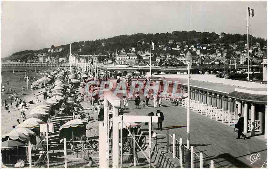Deauville - La Plage Fleurie — Vue d'ensemble sur la Plage et la Ville — Réal-Photo