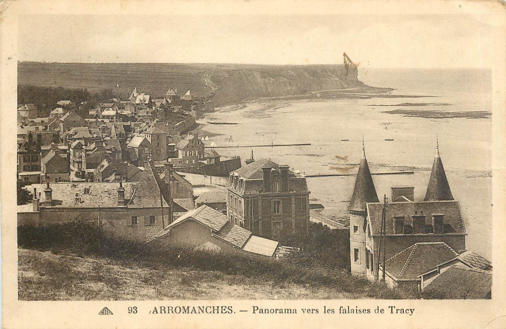 CPA ARROMANCHES-Panorama vers les falaises de Tracy