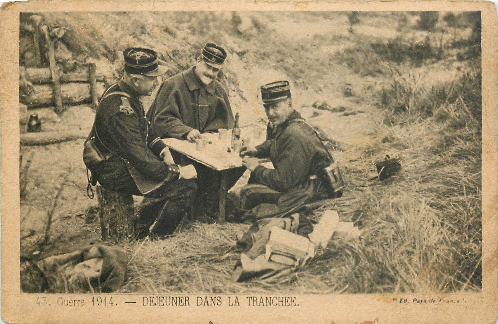 CPA Guerre 1914-DEJEUNER DANS LA TRANCHEE Militaria