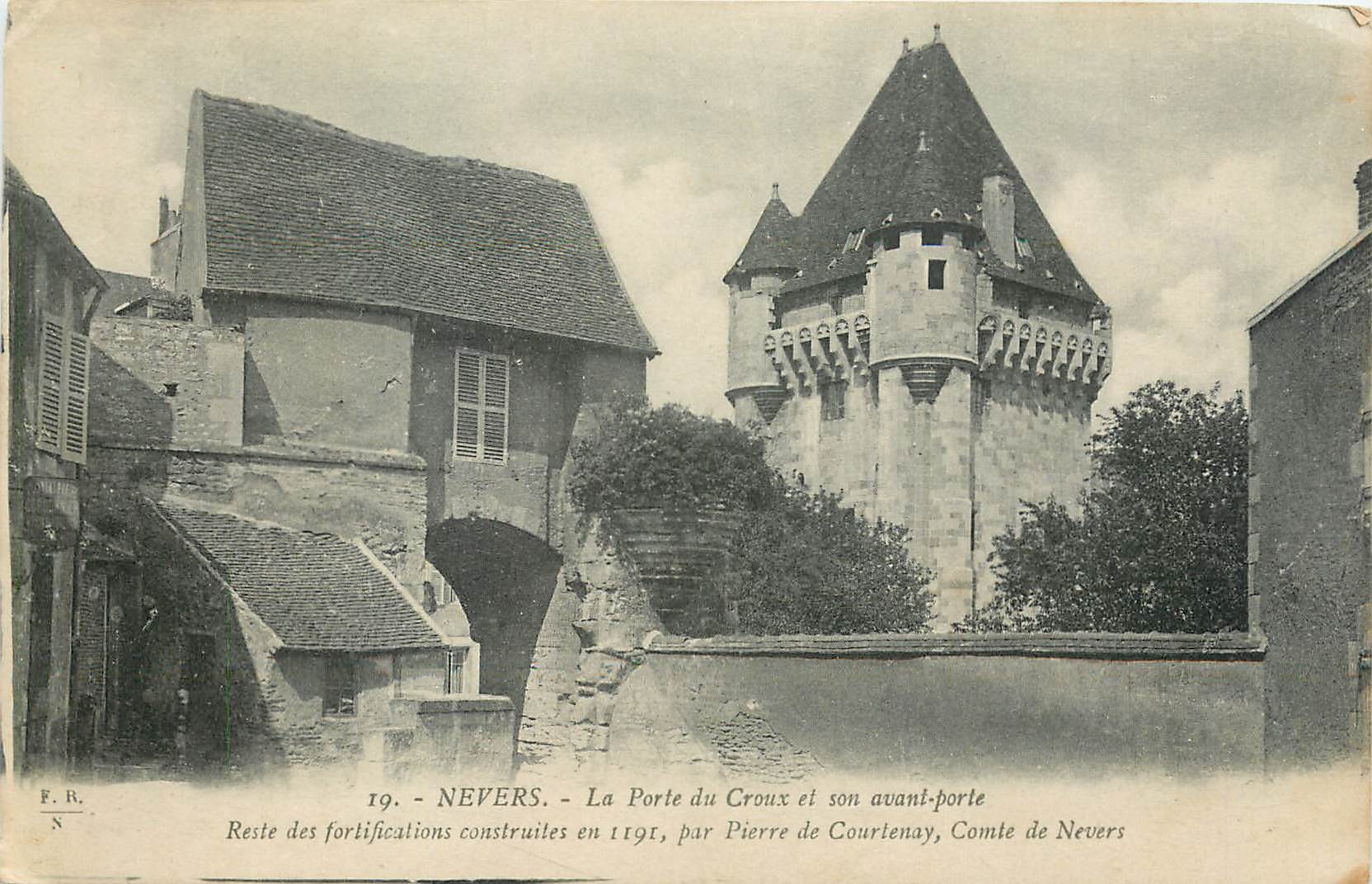 CPA NEVERS-L aPorte du croix et son avant porte. Reste des fortifications construite en 1911  par Pi