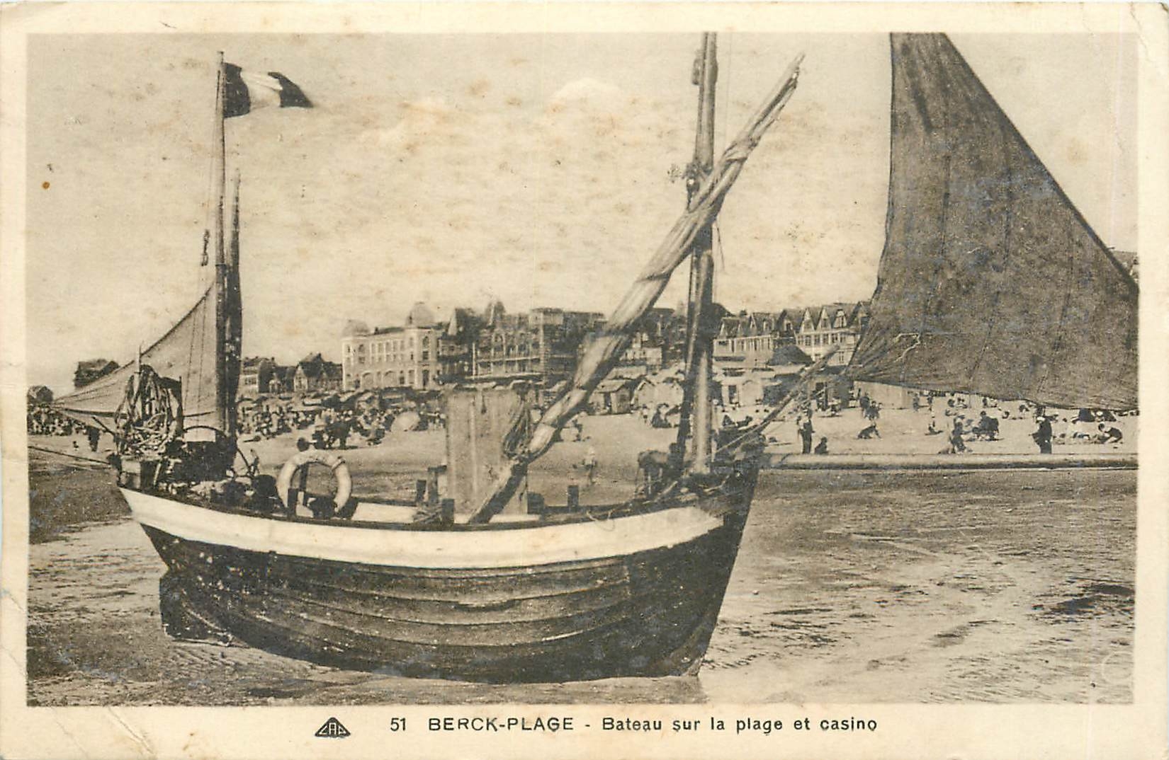 CPA BERCK-PLAGE-Bateau sur la plage et casino