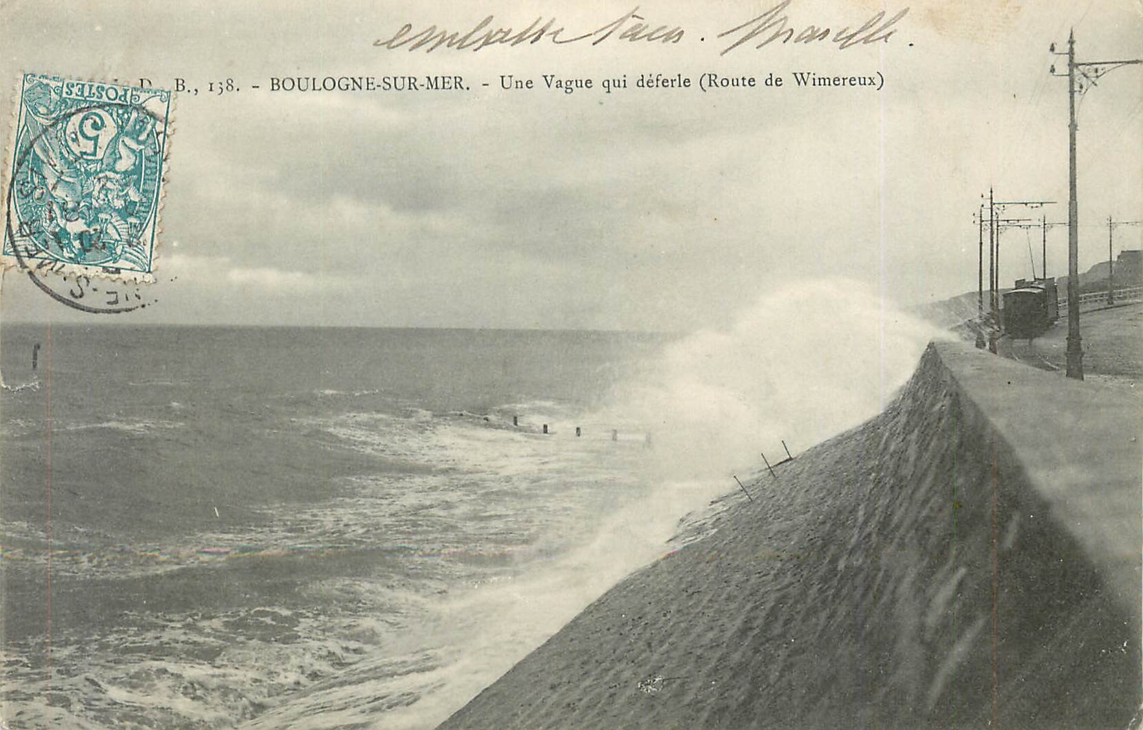 CPA BOULOGNE SUR MER- Une vague qui deferle ( Route de Wimereux)