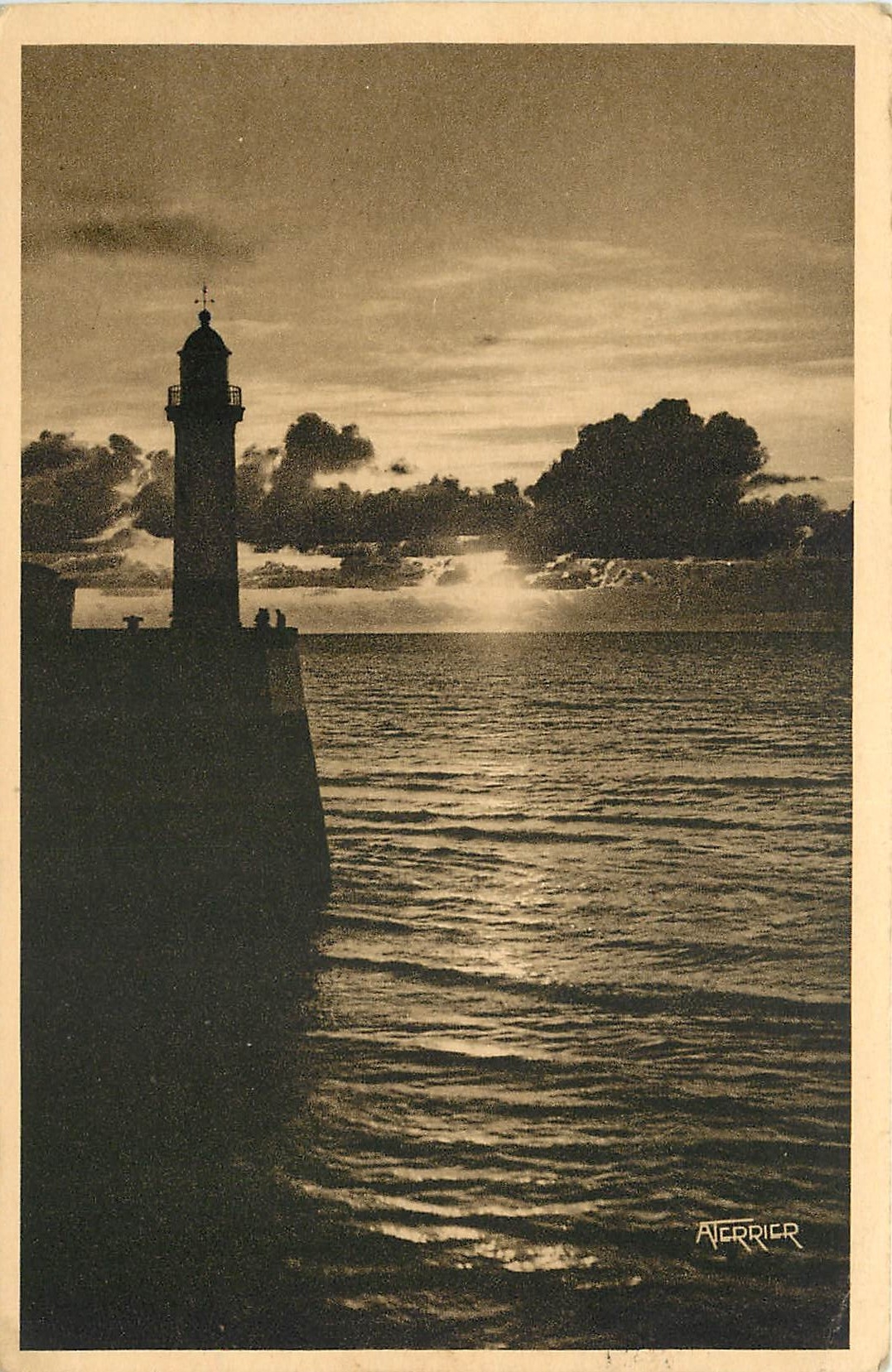 CPA LE PORT-EU-MERS a 163 km de PARIS Phare