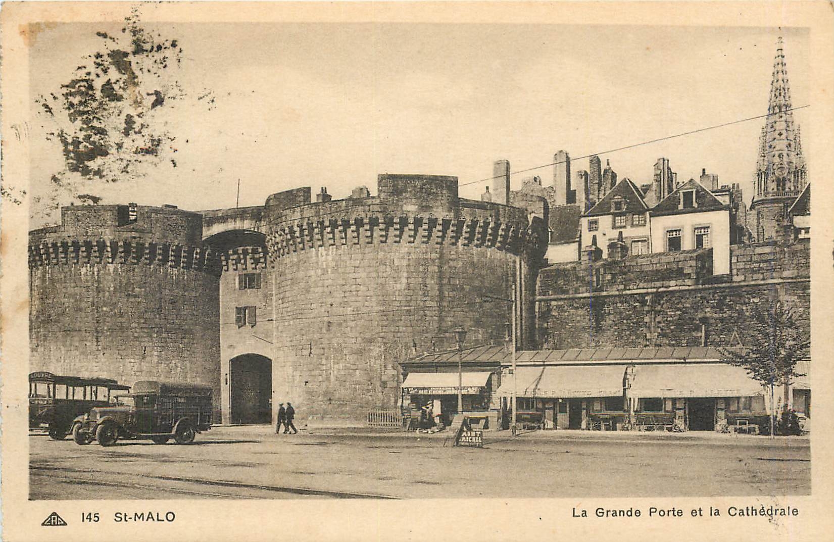 St-Malo — La Grande Porte et la Cathédrale — Éditeur A.P. des Arts Photomécaniques, n° 145