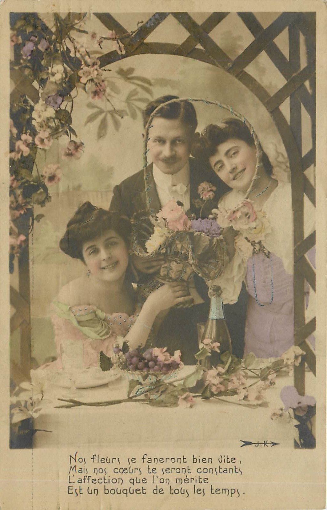 Trois personnes sous un treillis floral — J.K. — Éditeur inconnu