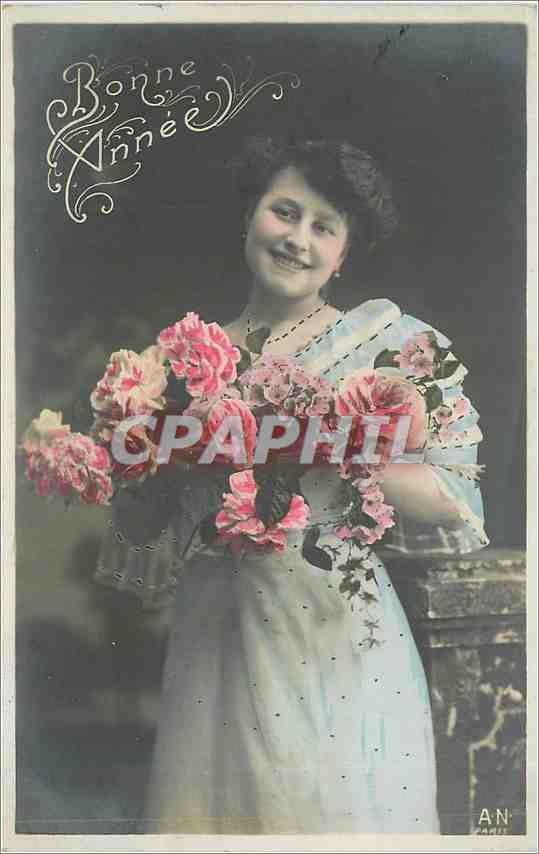 Femme souriante tenant un bouquet de roses — Bonne Année — A.N. PARIS