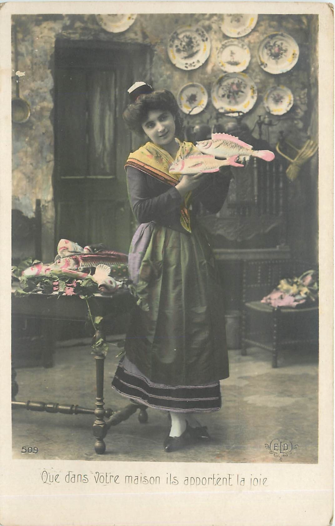 Femme tenant des poissons décoratifs — éditeur E.D., n° 509