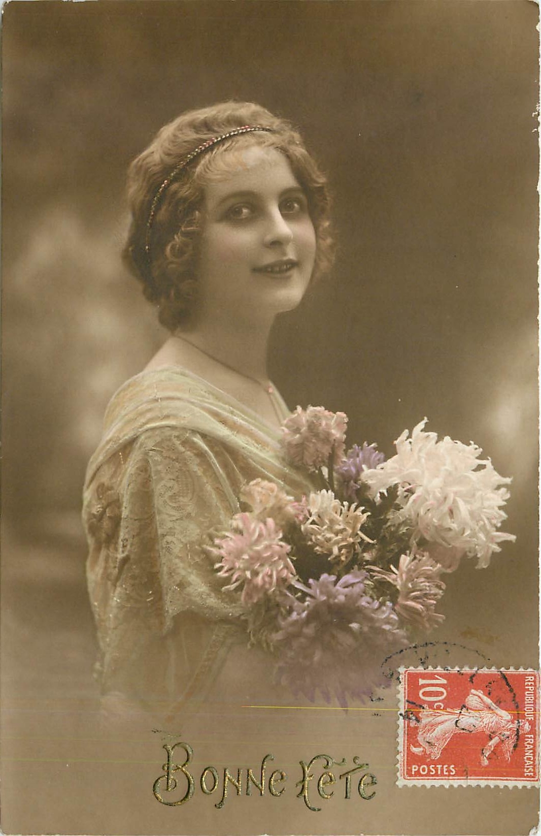 Jeune femme en robe à motifs — tenant un bouquet de fleurs — éditeur non identifié