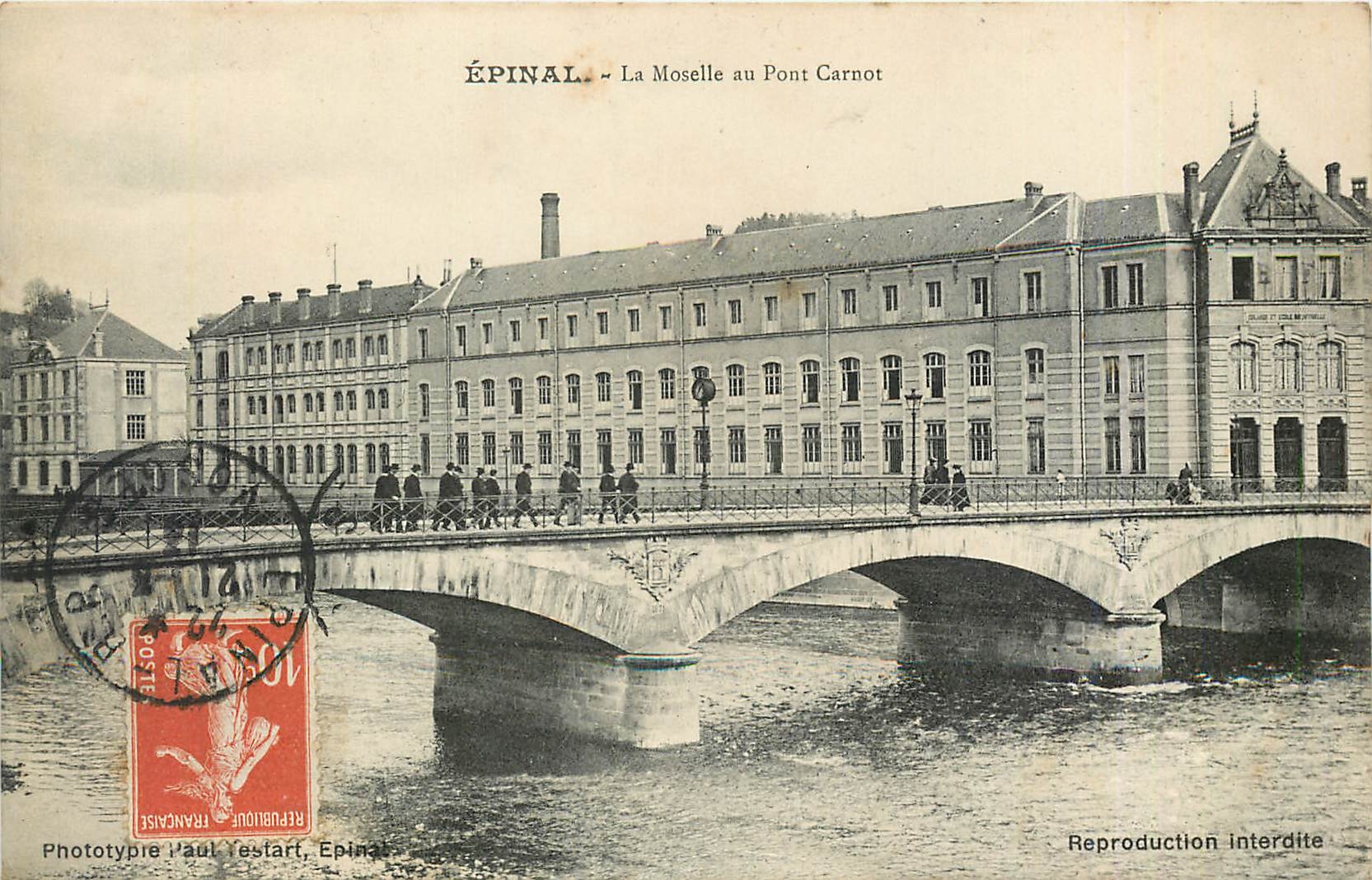CPA EPINAL-La Moselle au Pont Carnot Militaria