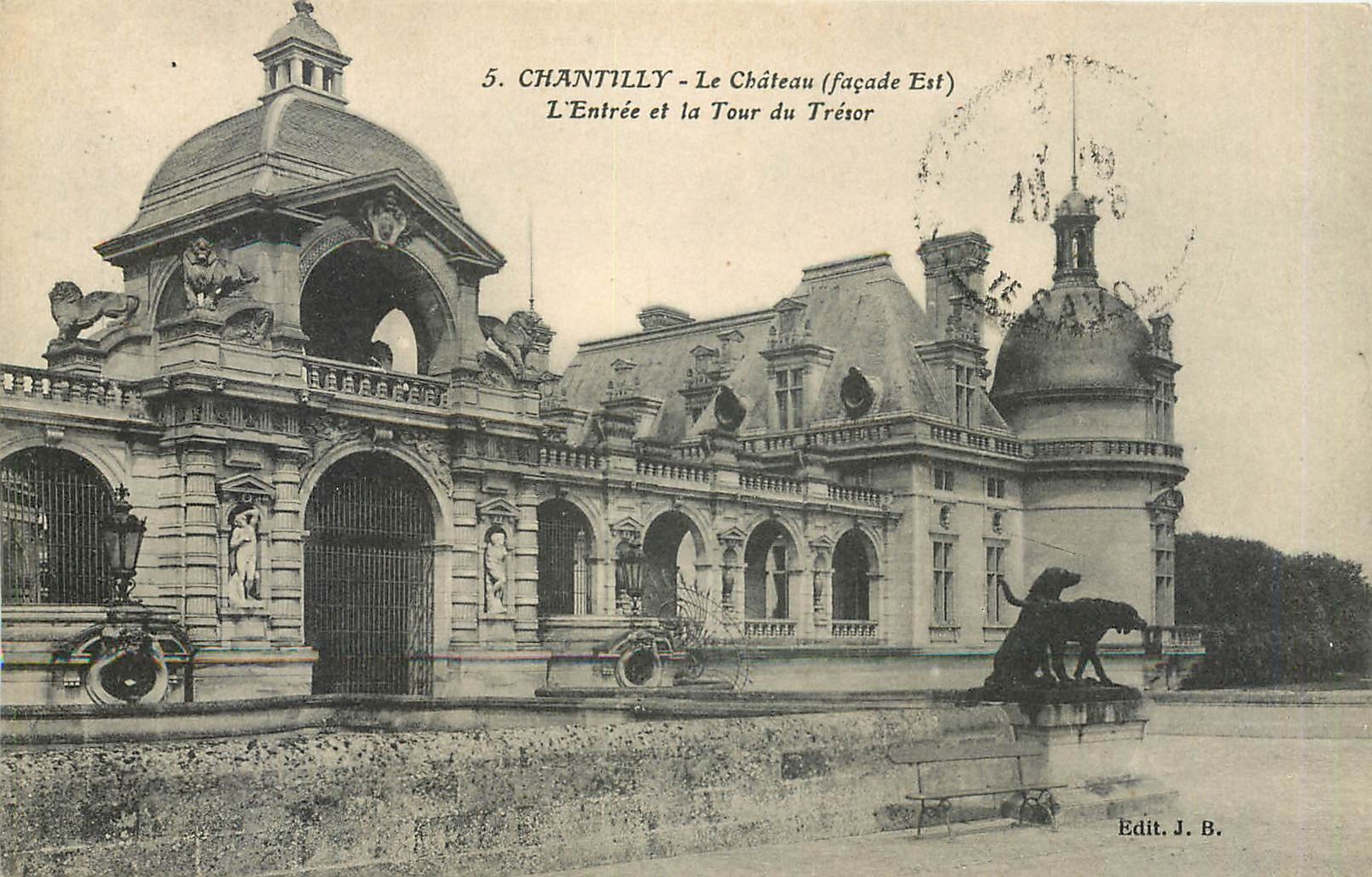 Chantilly - Le Château (façade Est) - L'Entrée et la Tour du Trésor — Edit. J. B.