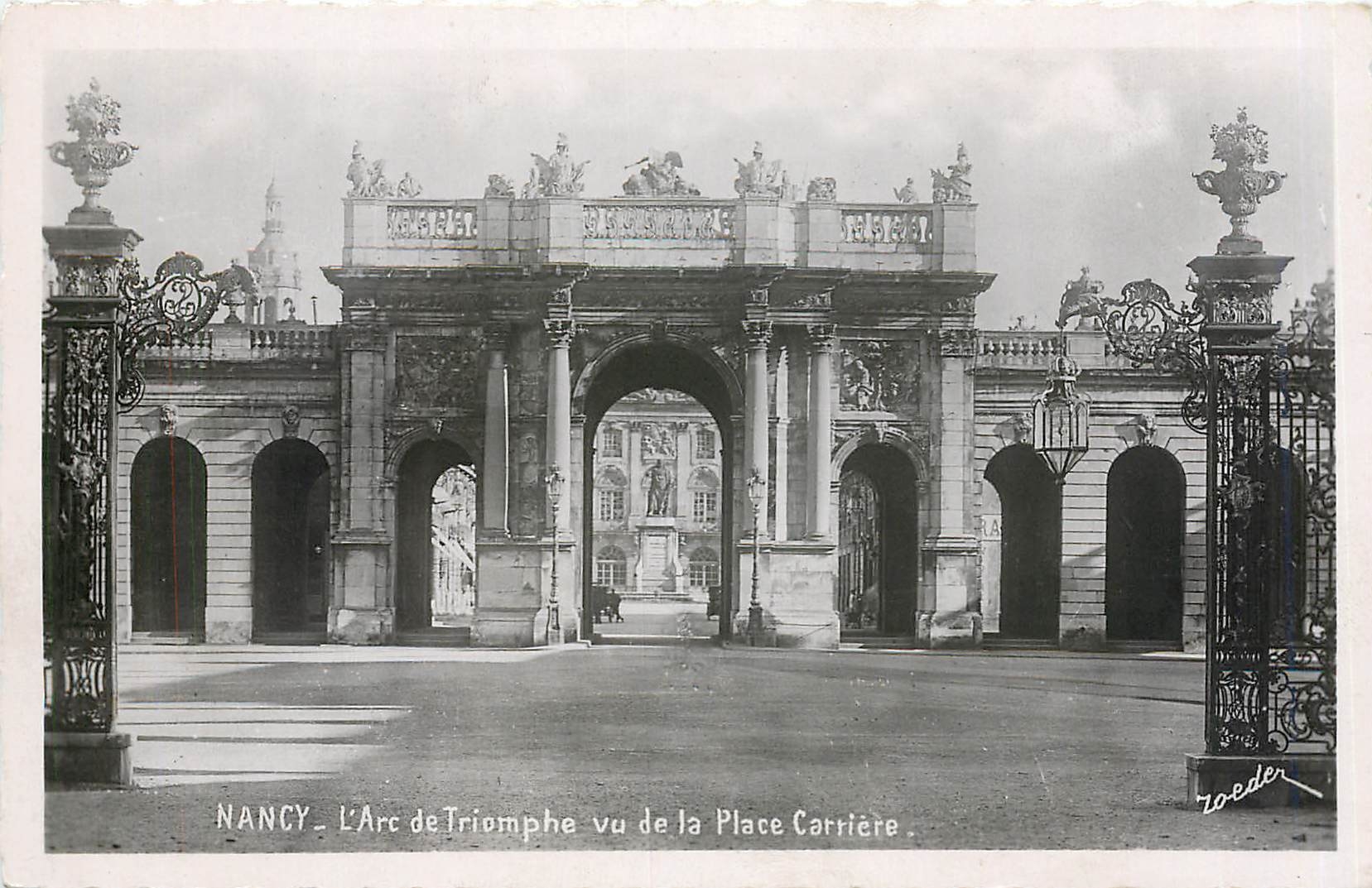 NANCY - L'Arc de Triomphe vu de la Place Carrière — Éditeur V. Roeder