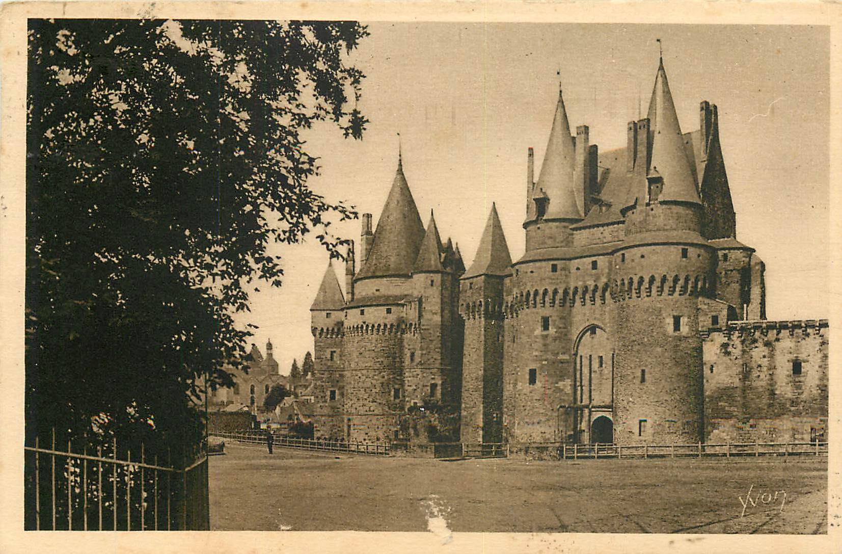 CPA Bretagne-Vitre (lIIe et vilaine)-place du Chateau