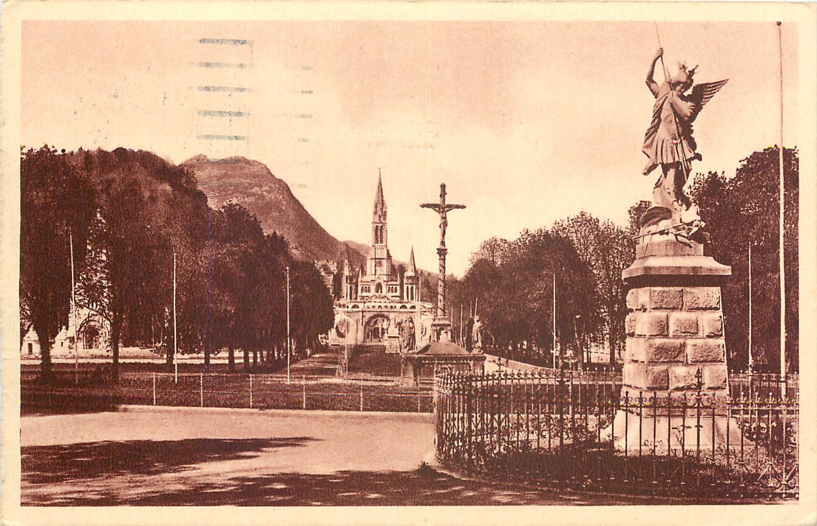 CPA Lourdes-Saint Michel  la Croix des Bretons et la basilique