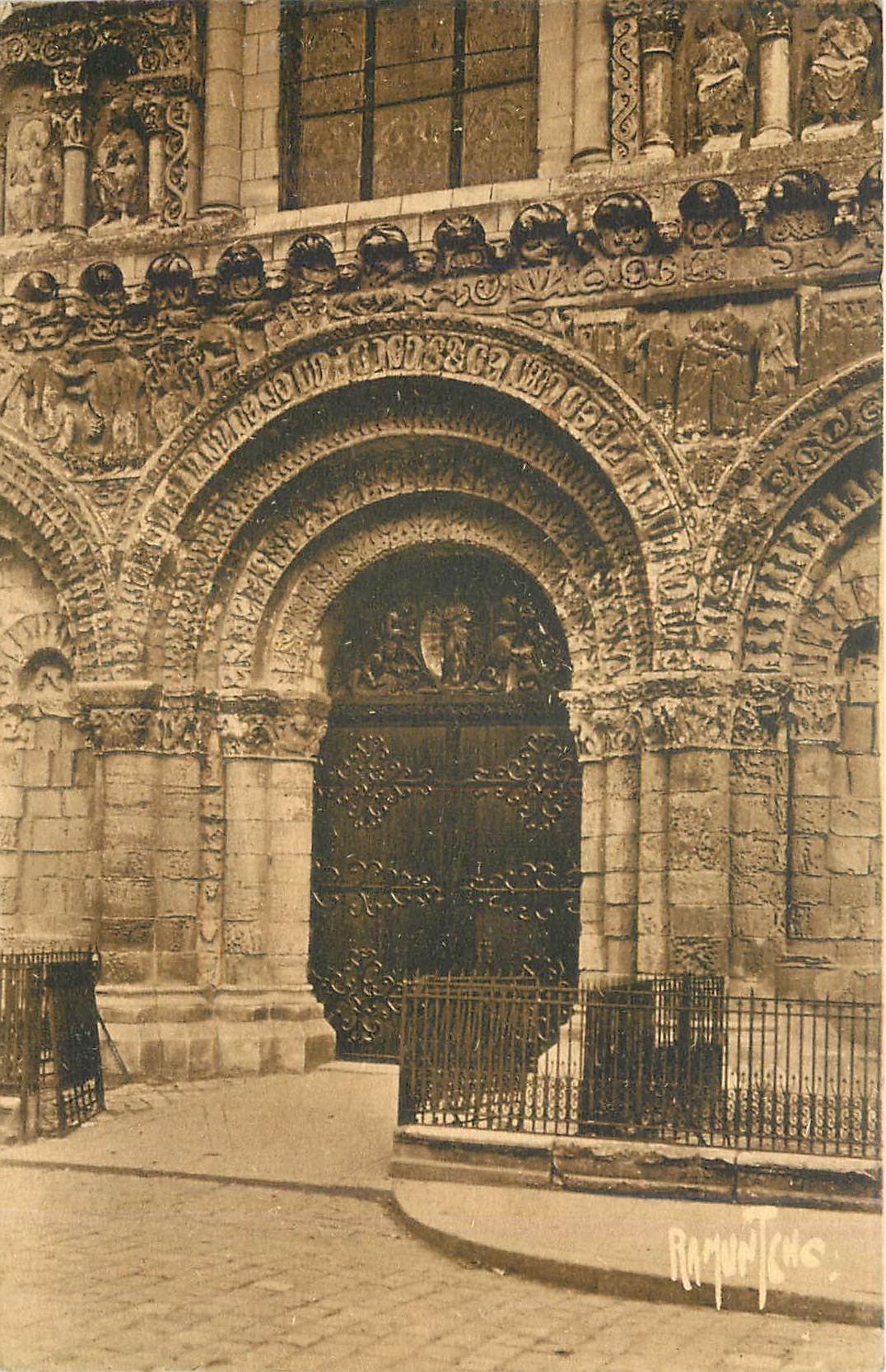 CPA Poitiers portrait de Notre Dame la grande XII e siecle splendide facde immense bas relief repres