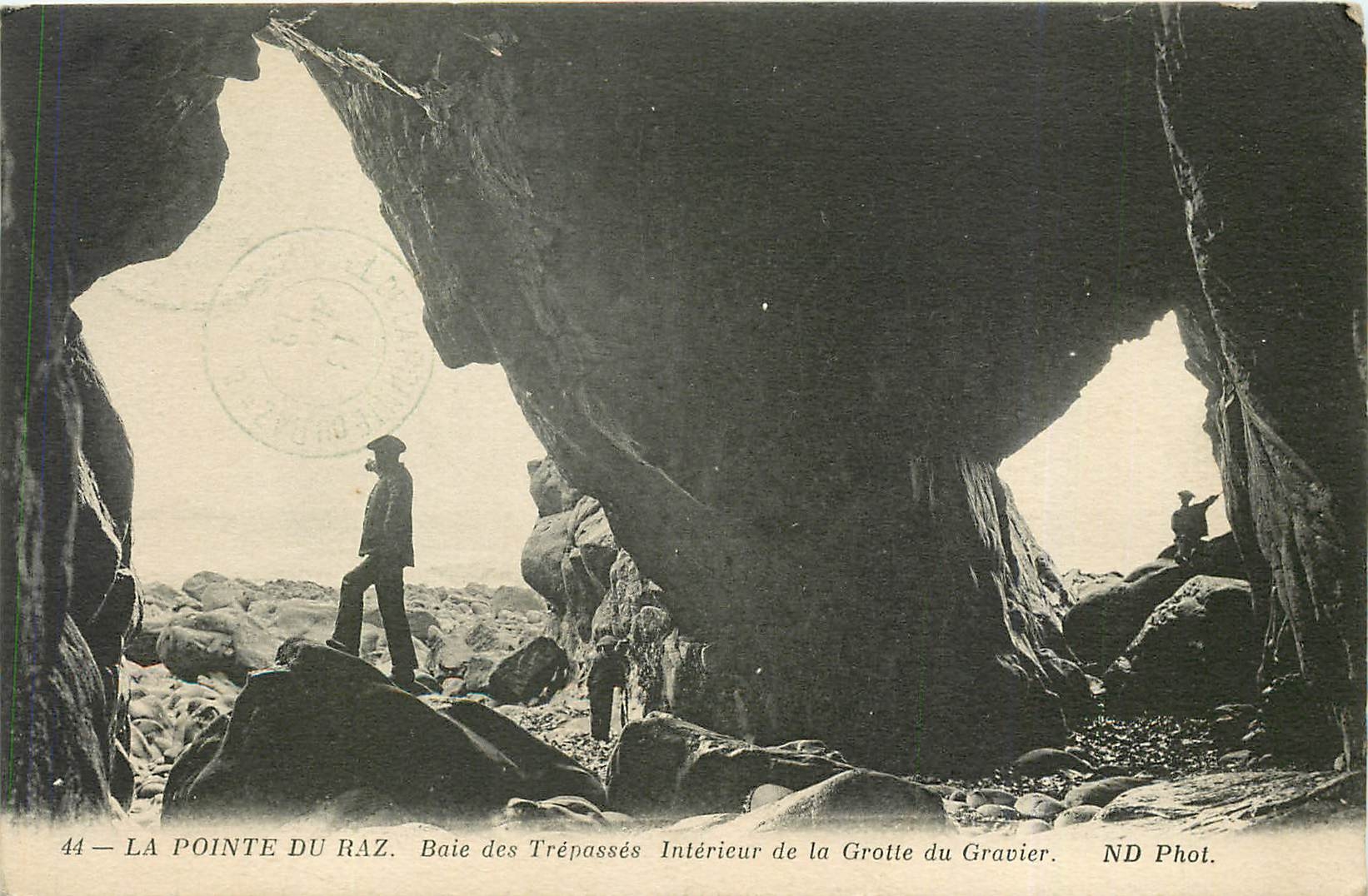 CPA la pointe du raz baie des trepasses interieur de la grotte du gravier