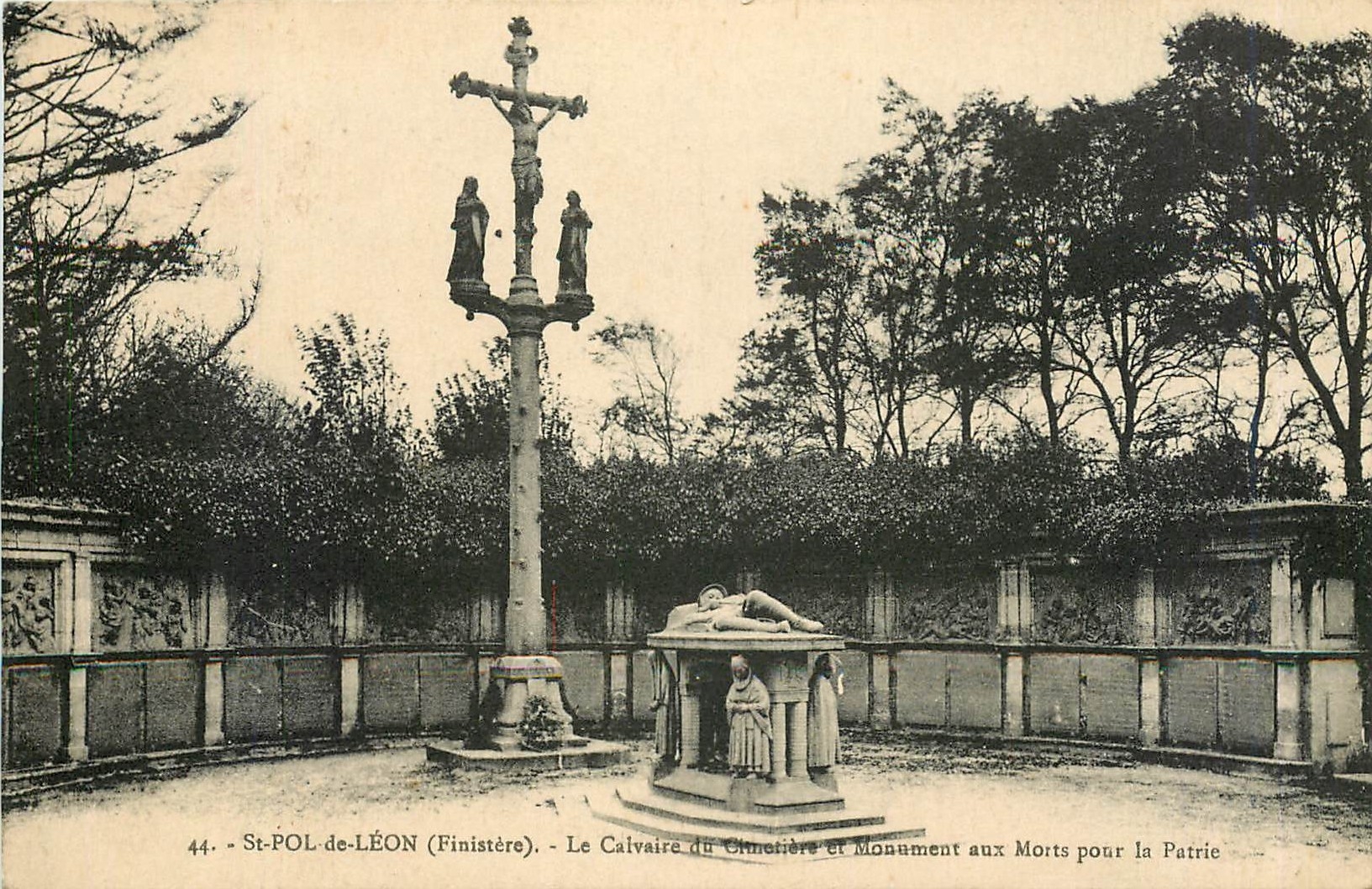 CPA St pol de Leon finistere le calvaire du cimetiere