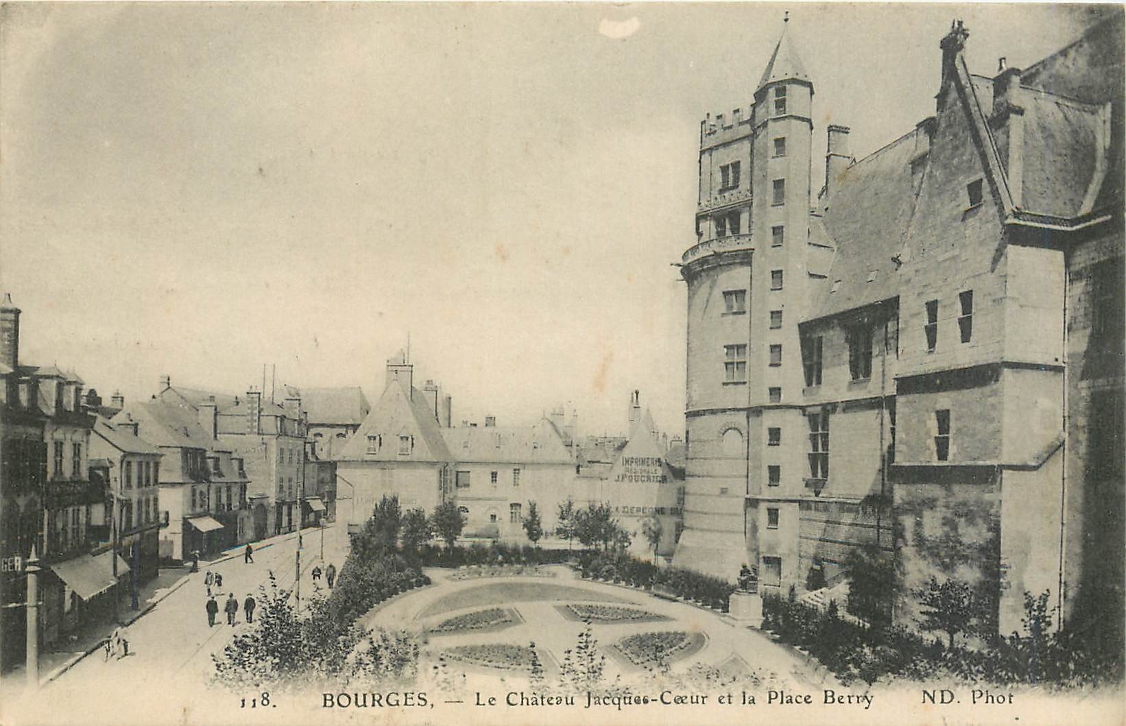 CPA Bourges Le chateau Jcques Coeur et la place Berry
