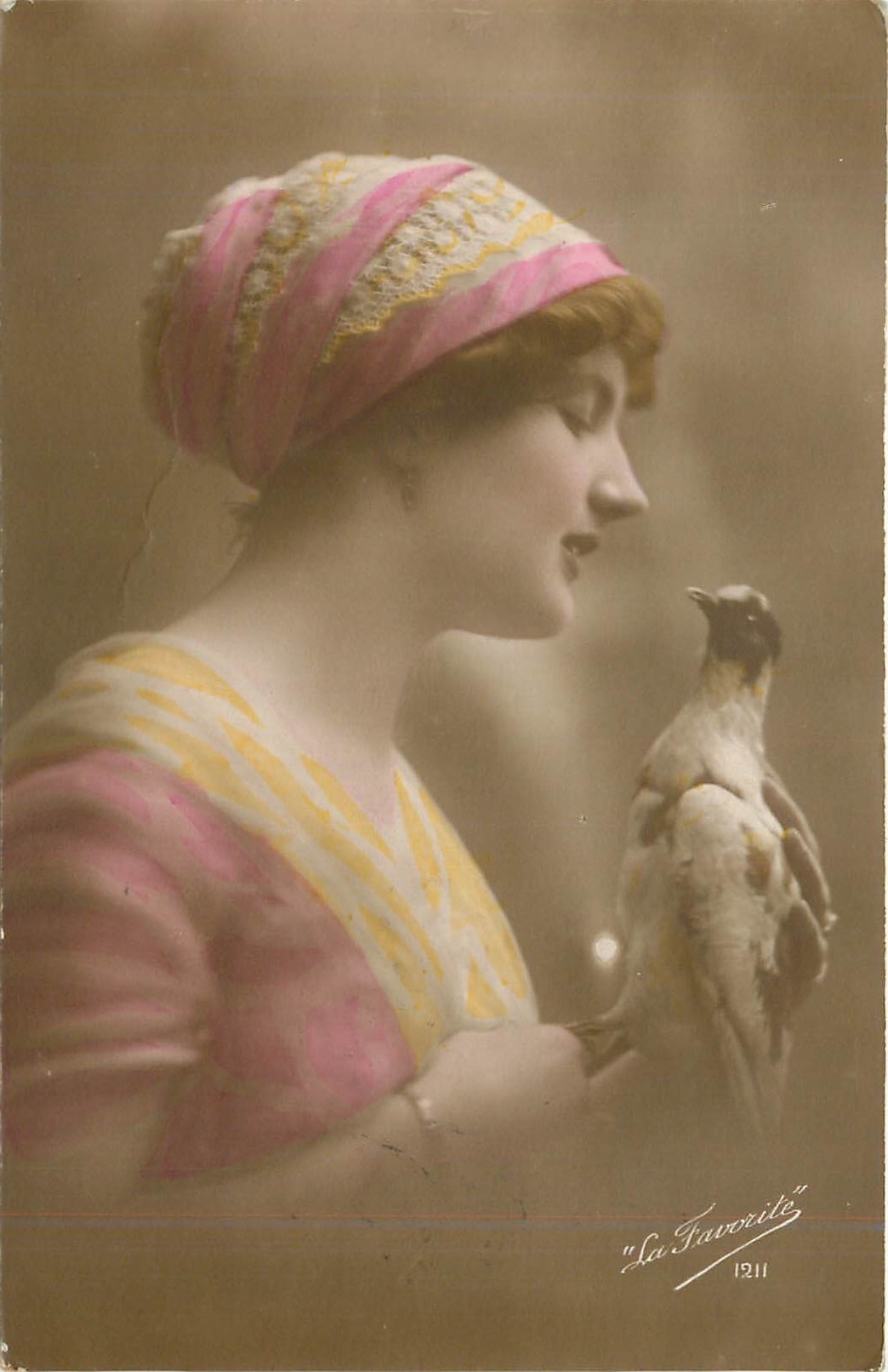 Jeune femme avec un oiseau — La Favorite, n°1211 - Recto