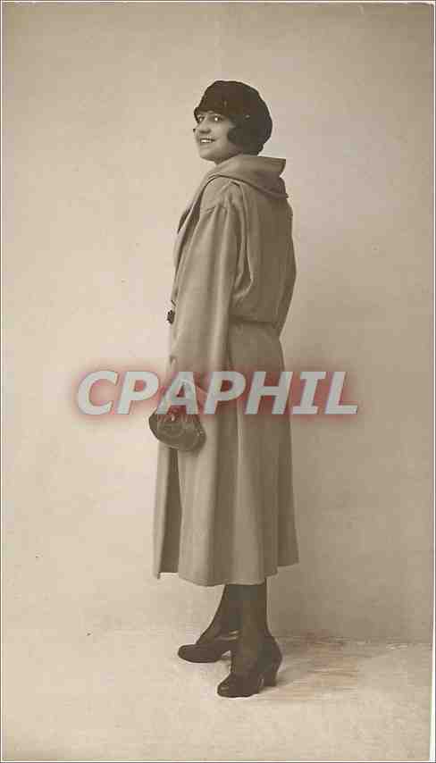 Femme en manteau et chapeau — portrait studio — série 6