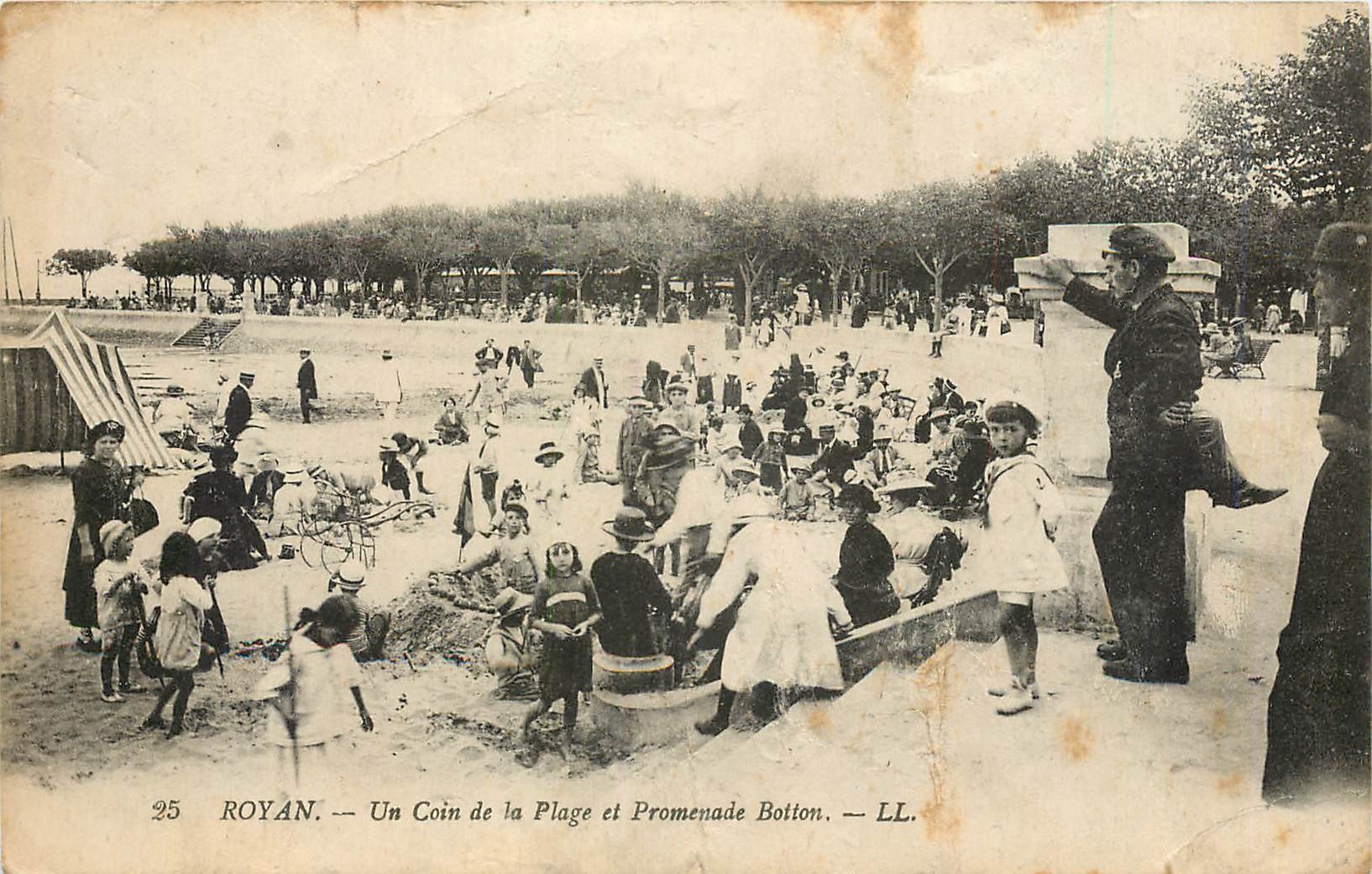 CPA Royan un coin de l plge et promenade Botton LL