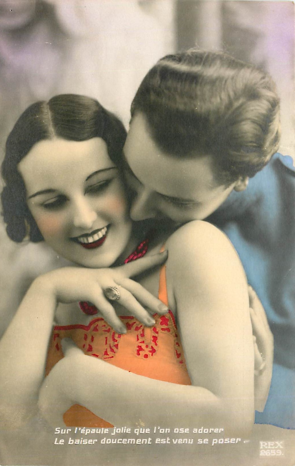 CPA Sur l'epaule jolie que l'on ose adorer le baiser doucement est venu se poser