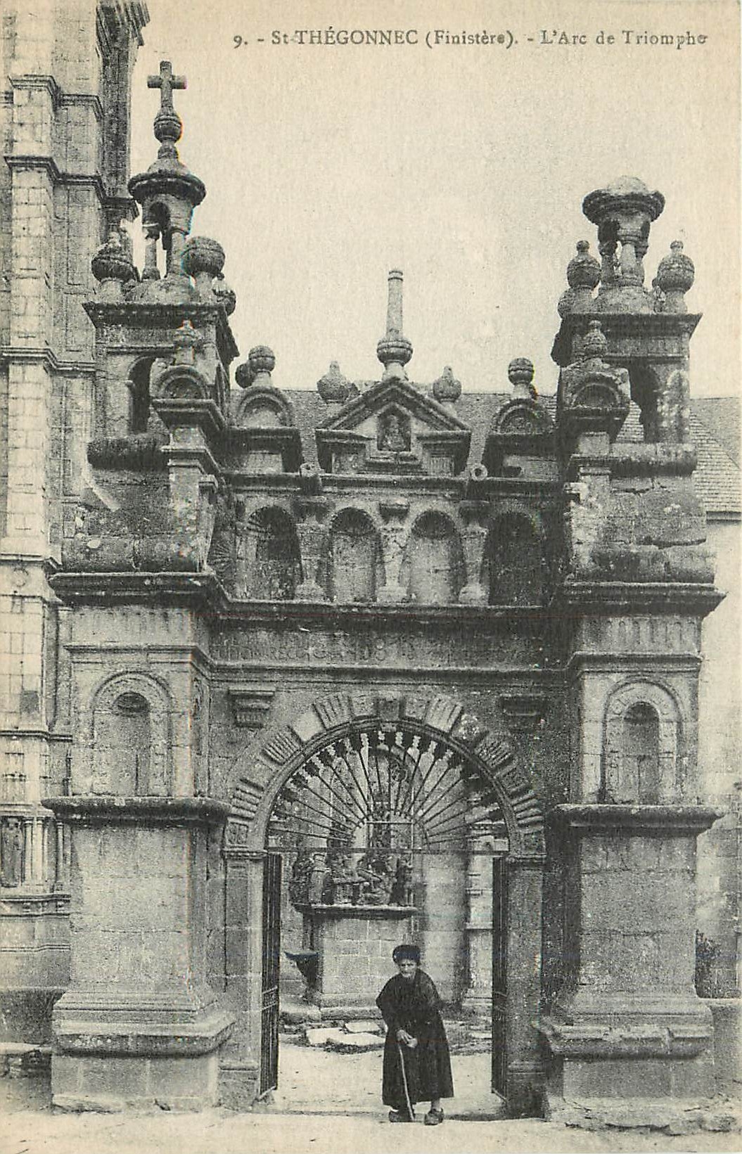 CPA St Thegonnec Finistere l'Arc de triomphe