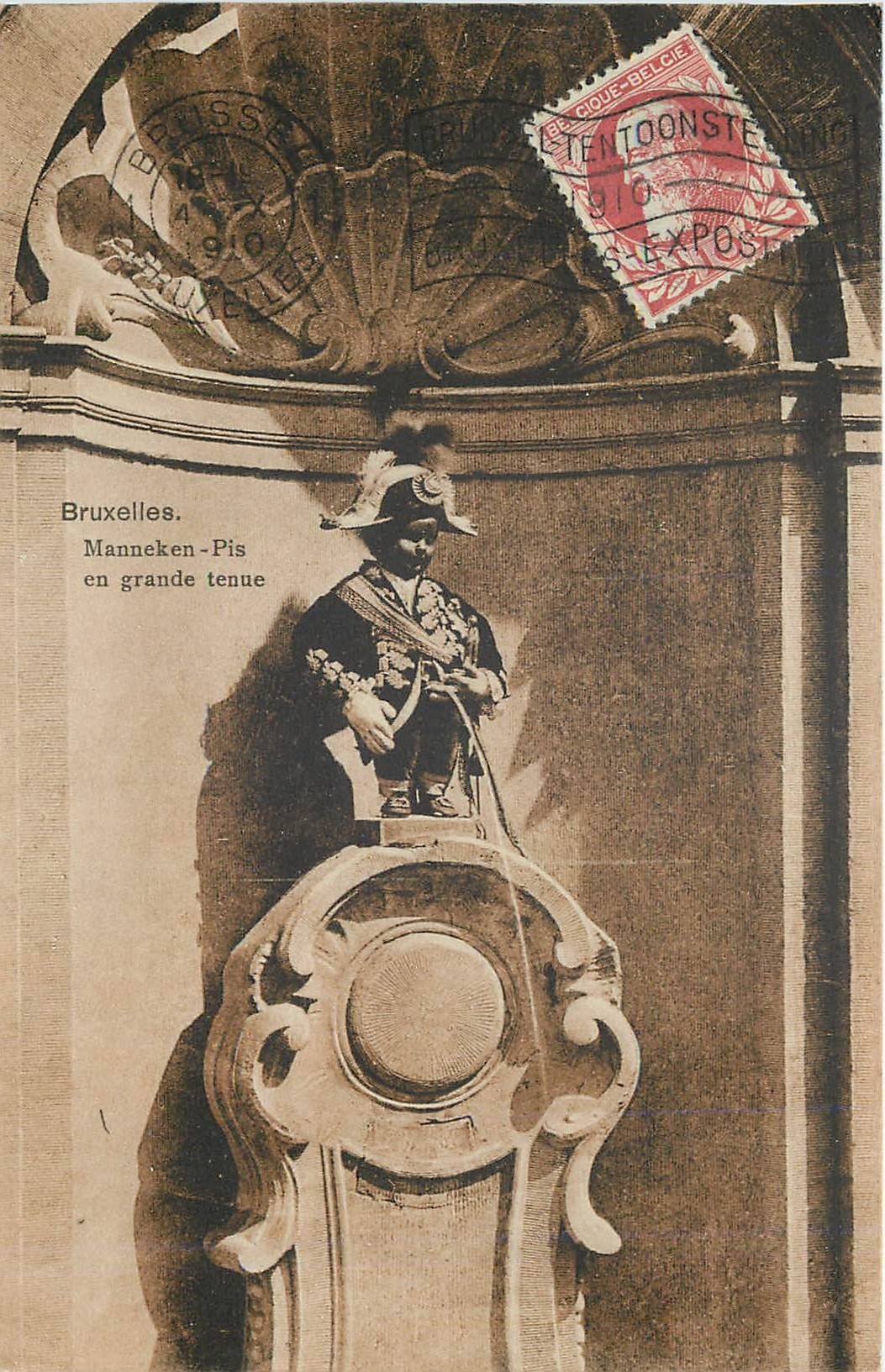 CPA Bruxelles manneken Pis en grande tenue