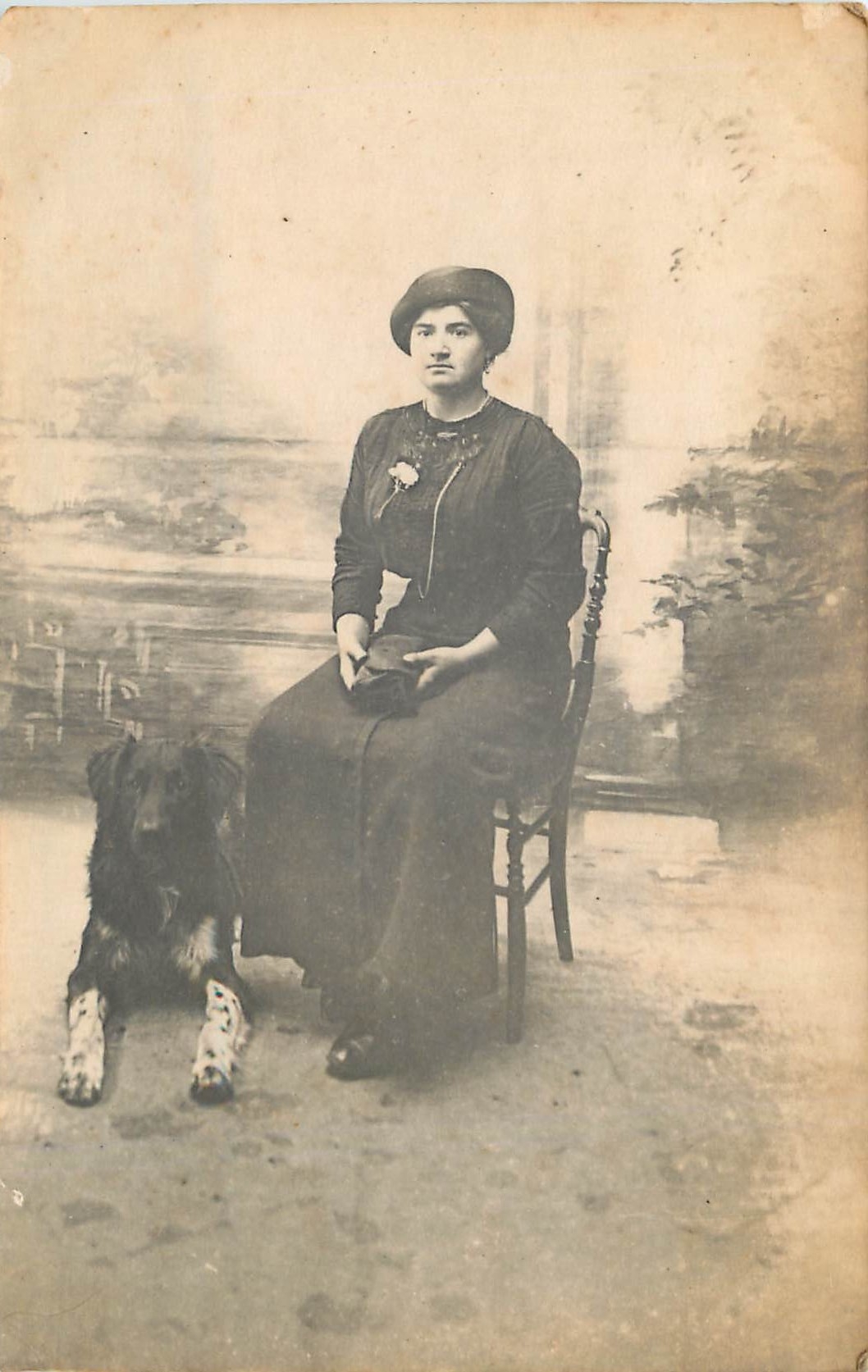 CARTE PHOTO Femme Chien