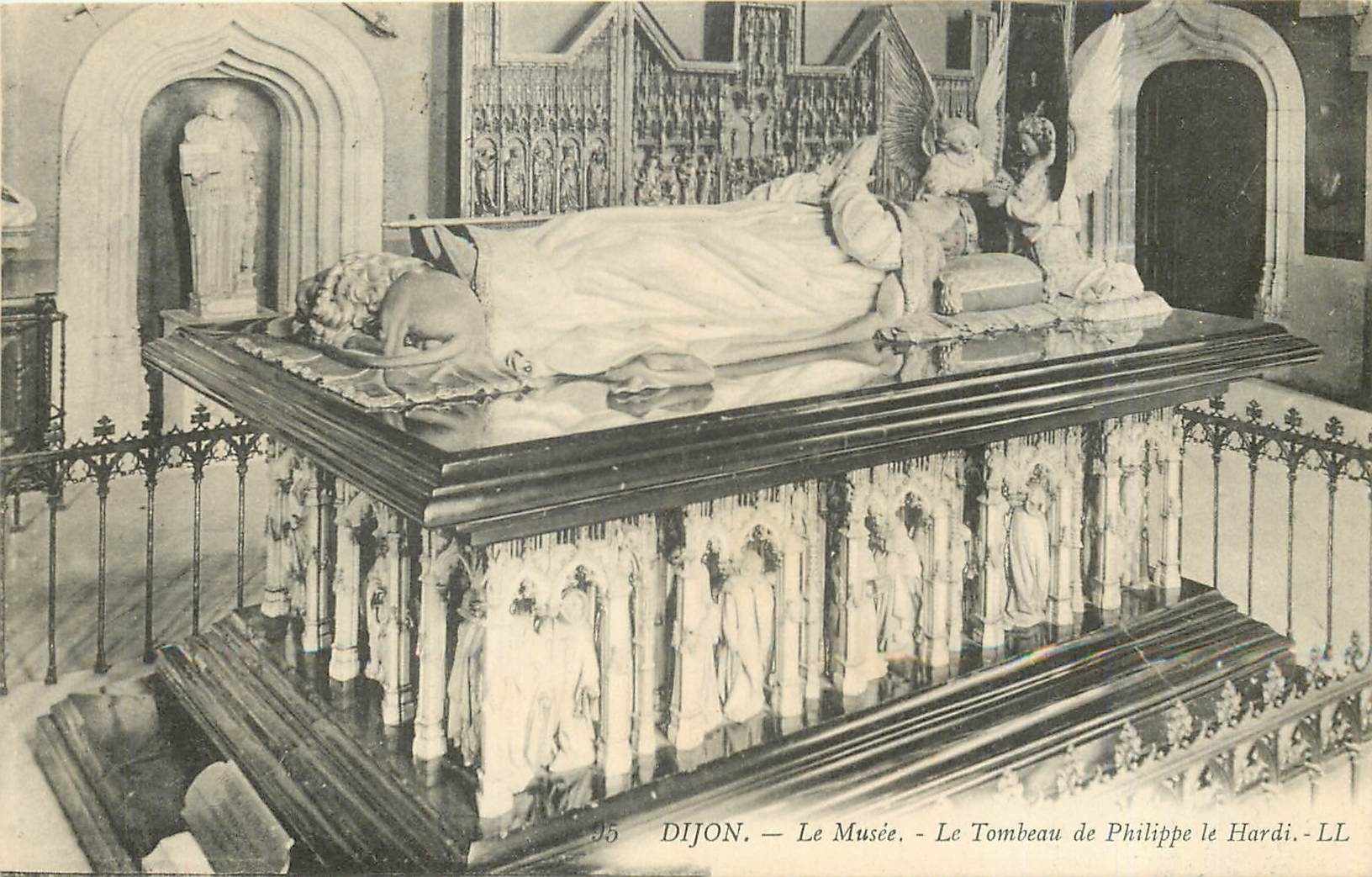 CPA Dijon Le musee le tombeau de Philippe le Hardi LL