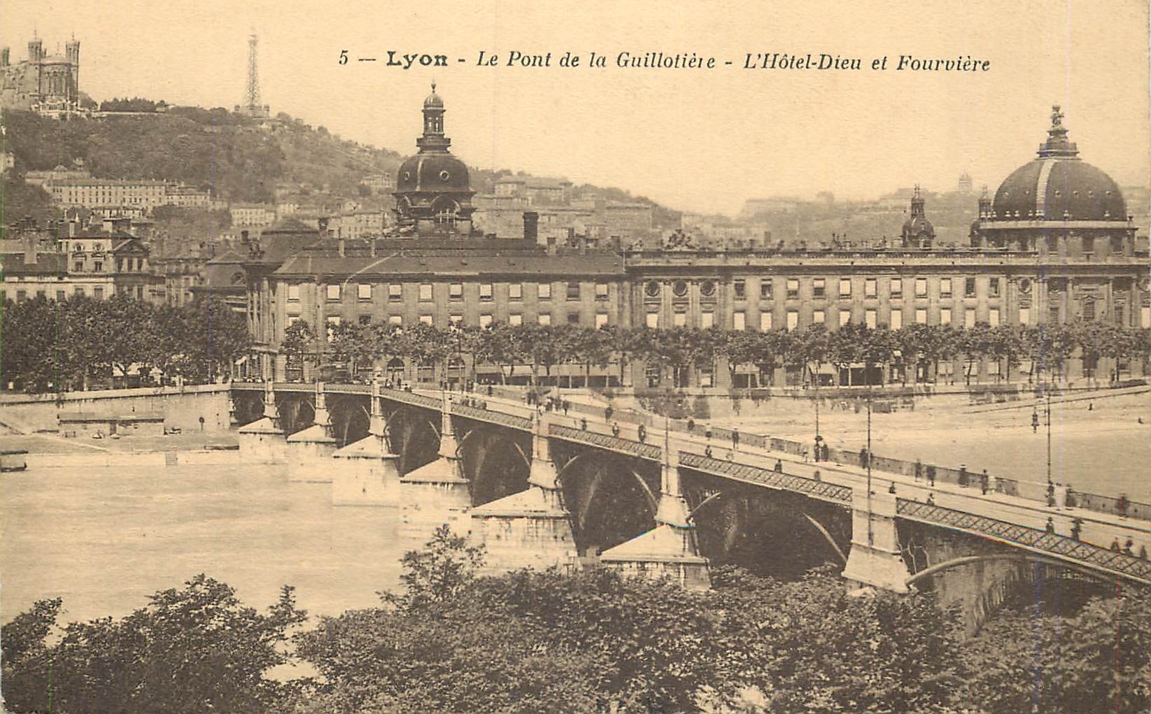 CPA Lyon Panorama de la La place  ville Bellecour
