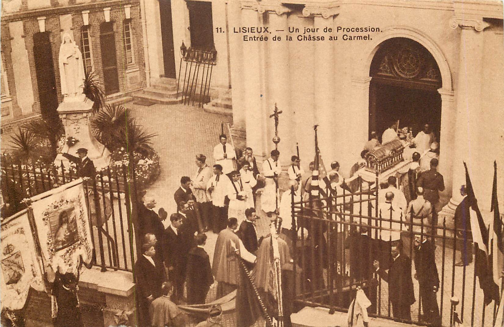Lisieux — Un jour de Procession. Entrée de la Châsse au Carmel.
