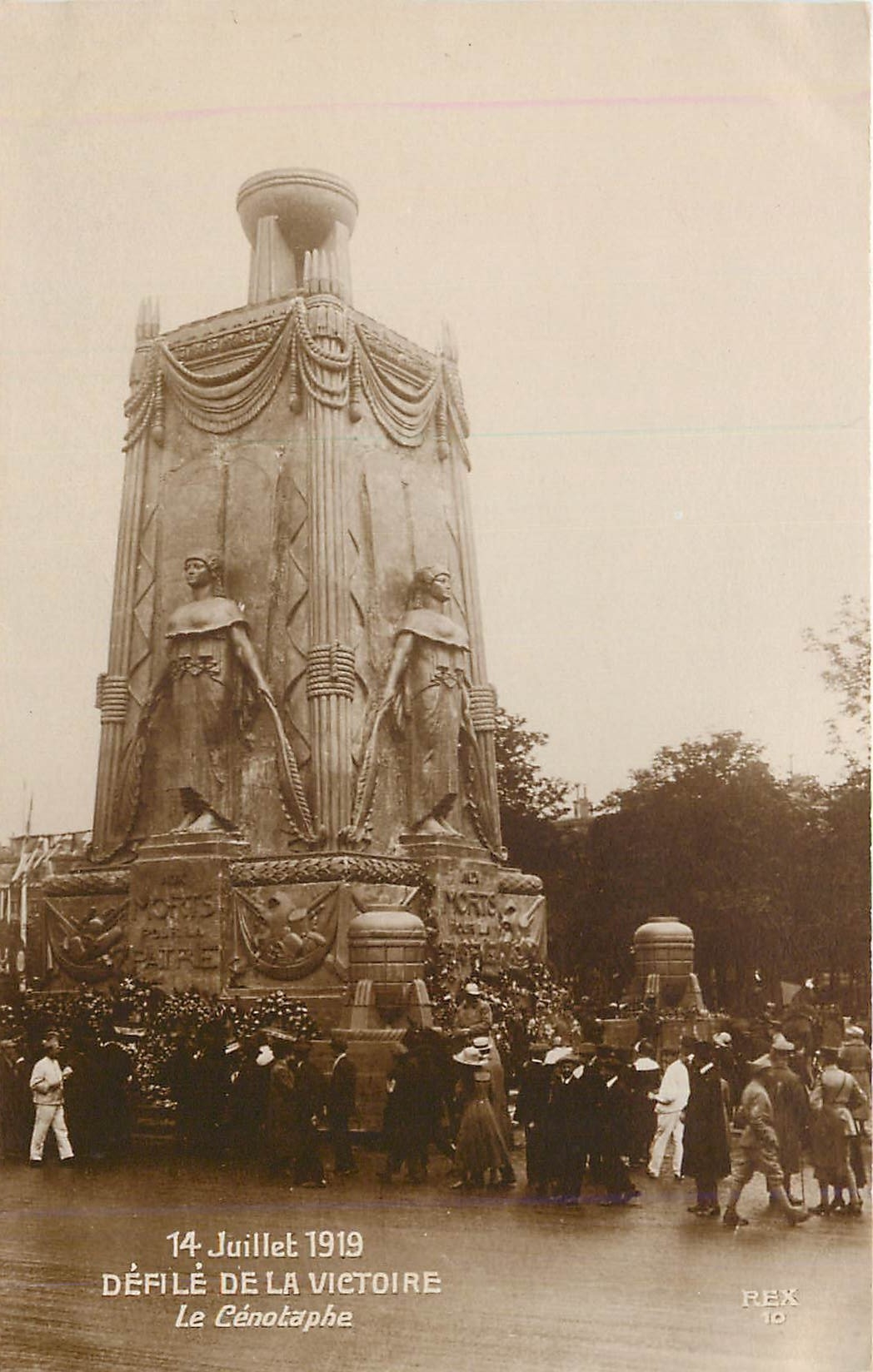 CPA 14 juillet defile de la victoire le Cenotaphe Militaria