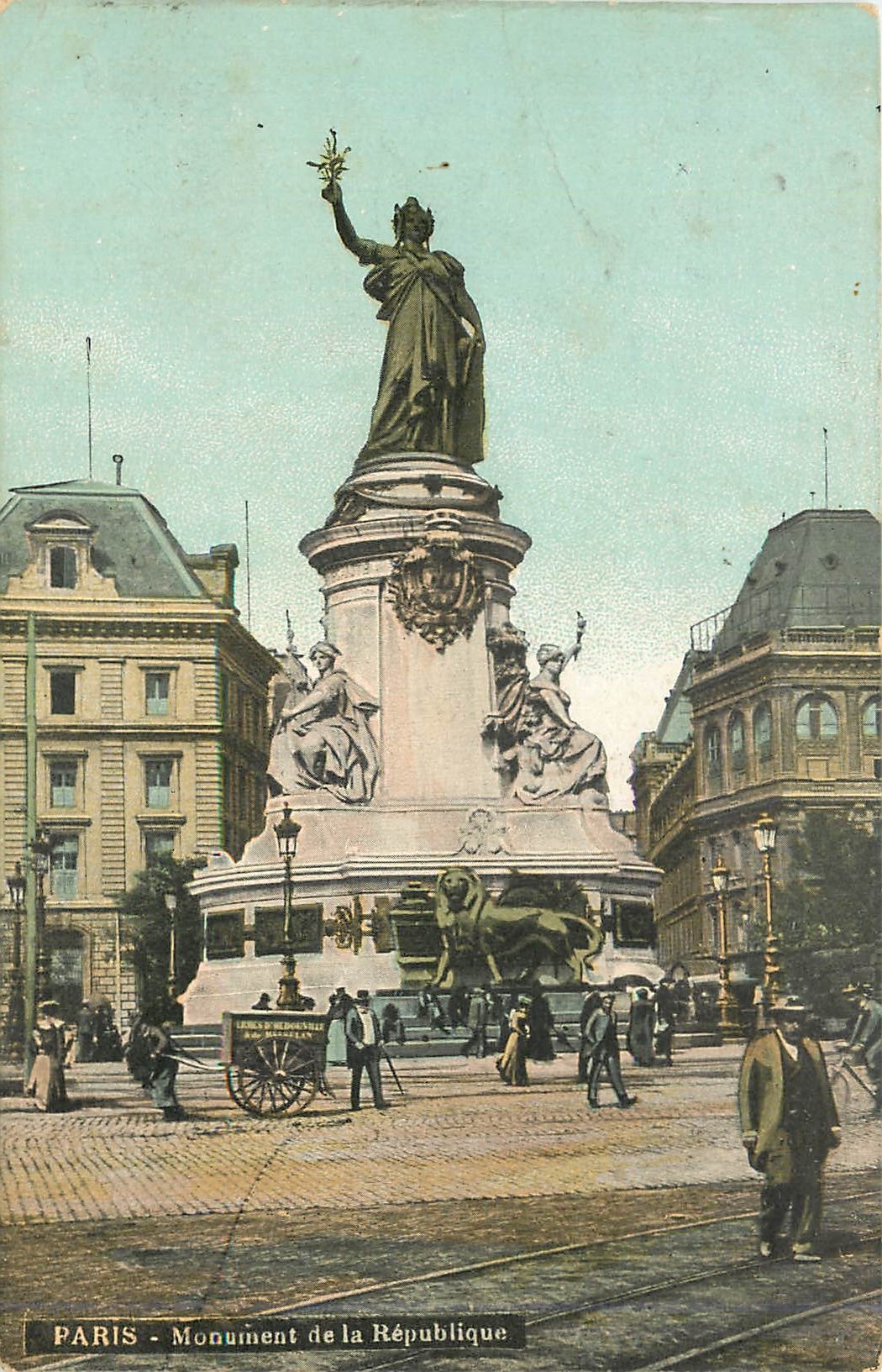 CPA Paris monument de la republique Lion