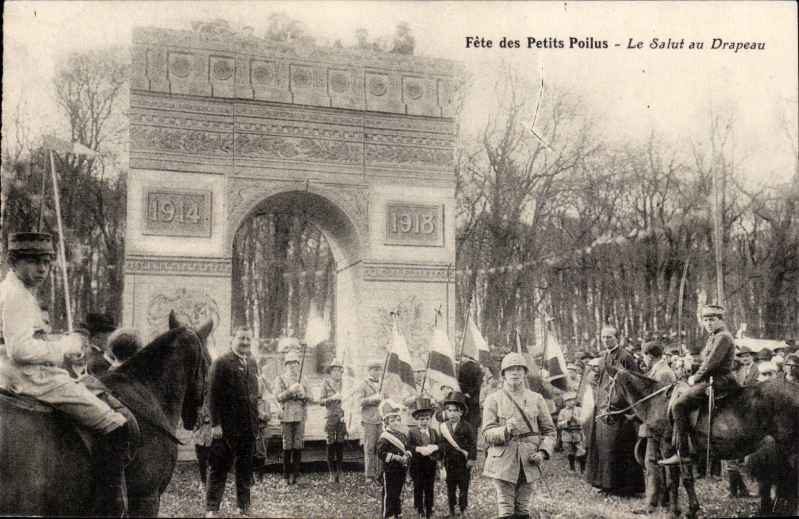 CPA Fete des petits poilus Le salut au drapeau militaria