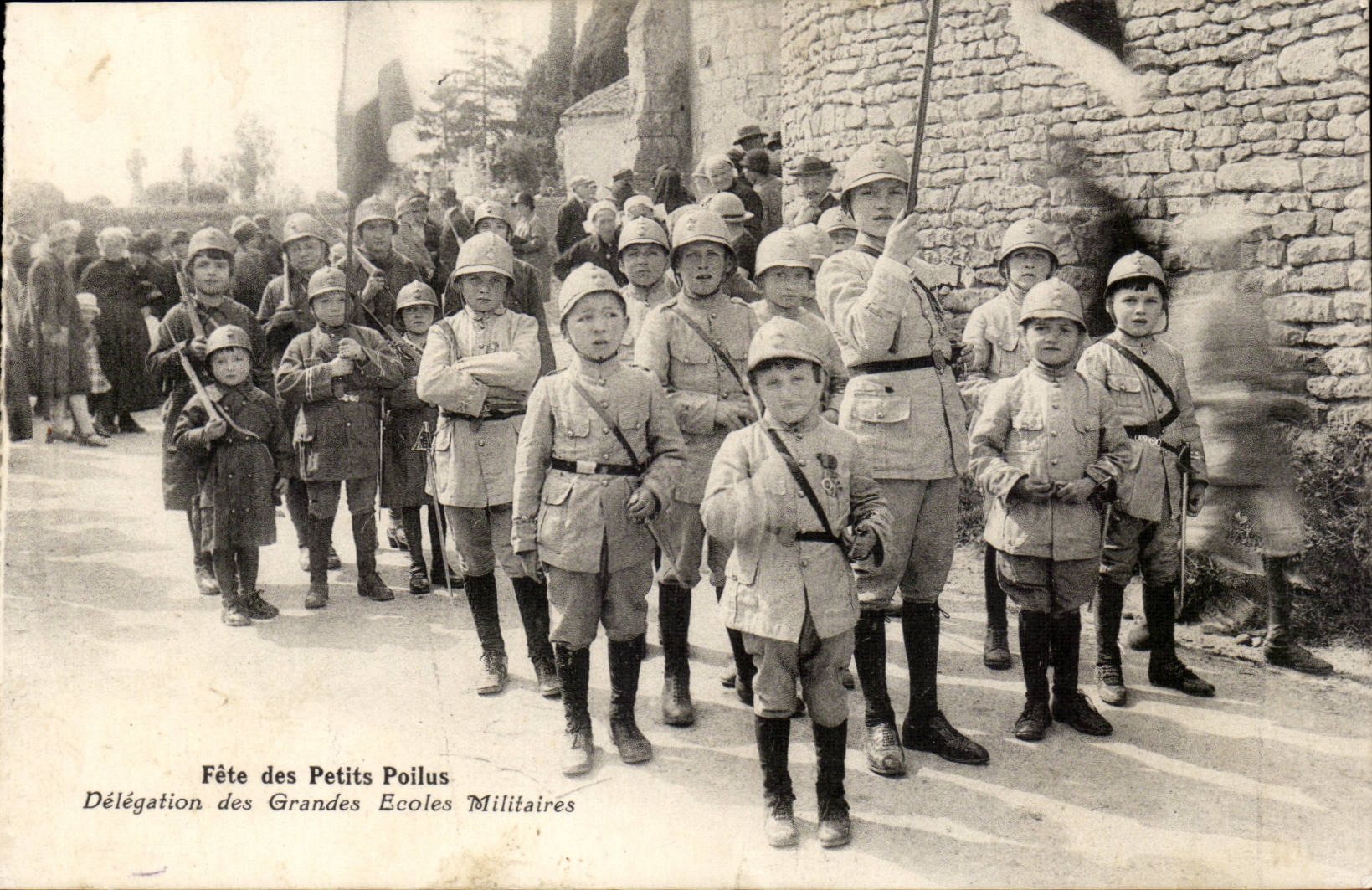 CPA Fete des petits poilus Delegation des Grandes Ecoles Militaires Militaria Enfants