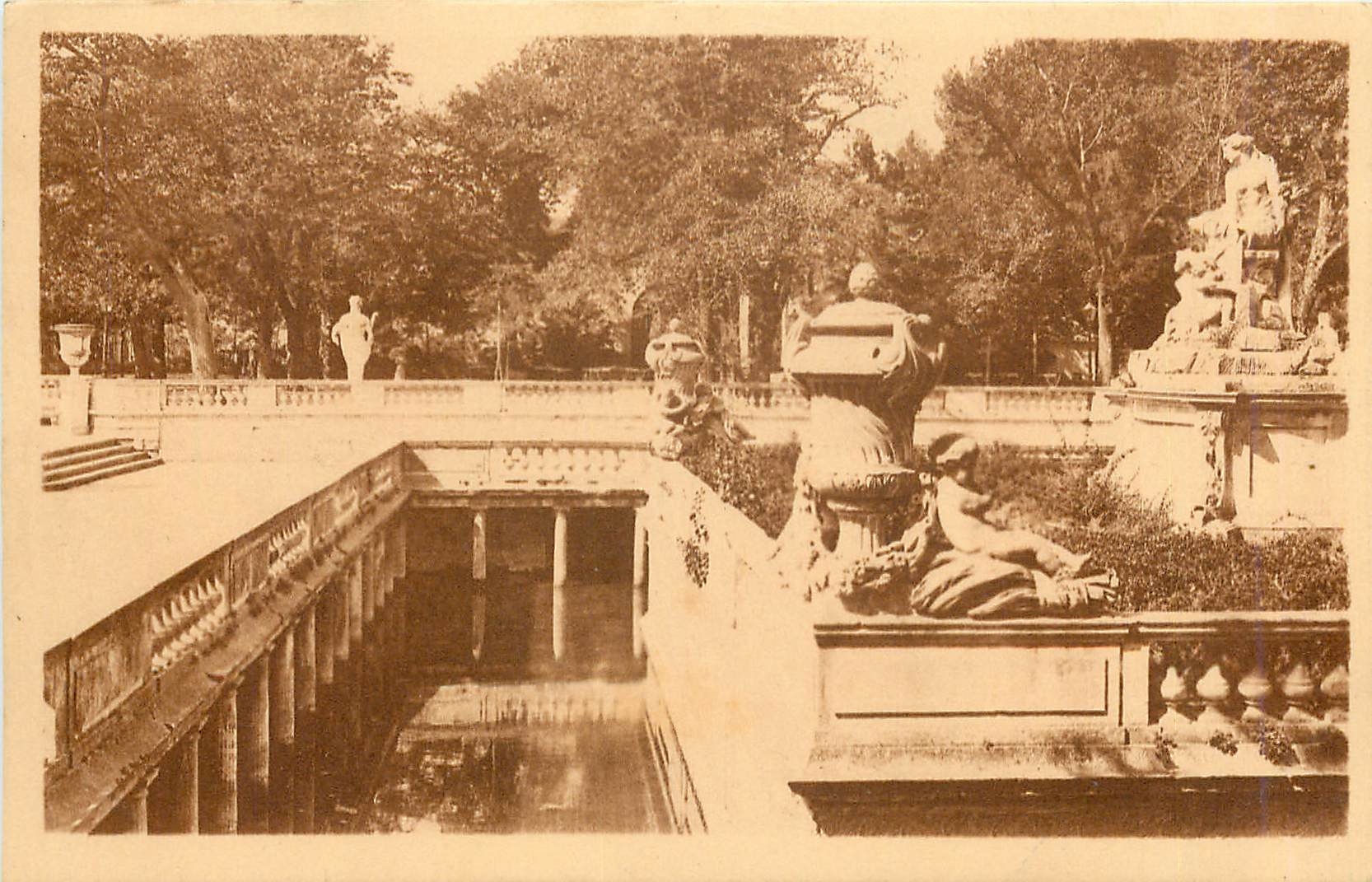 CPA Nimes Le Jardin de la Fontaire les Bains Romain 