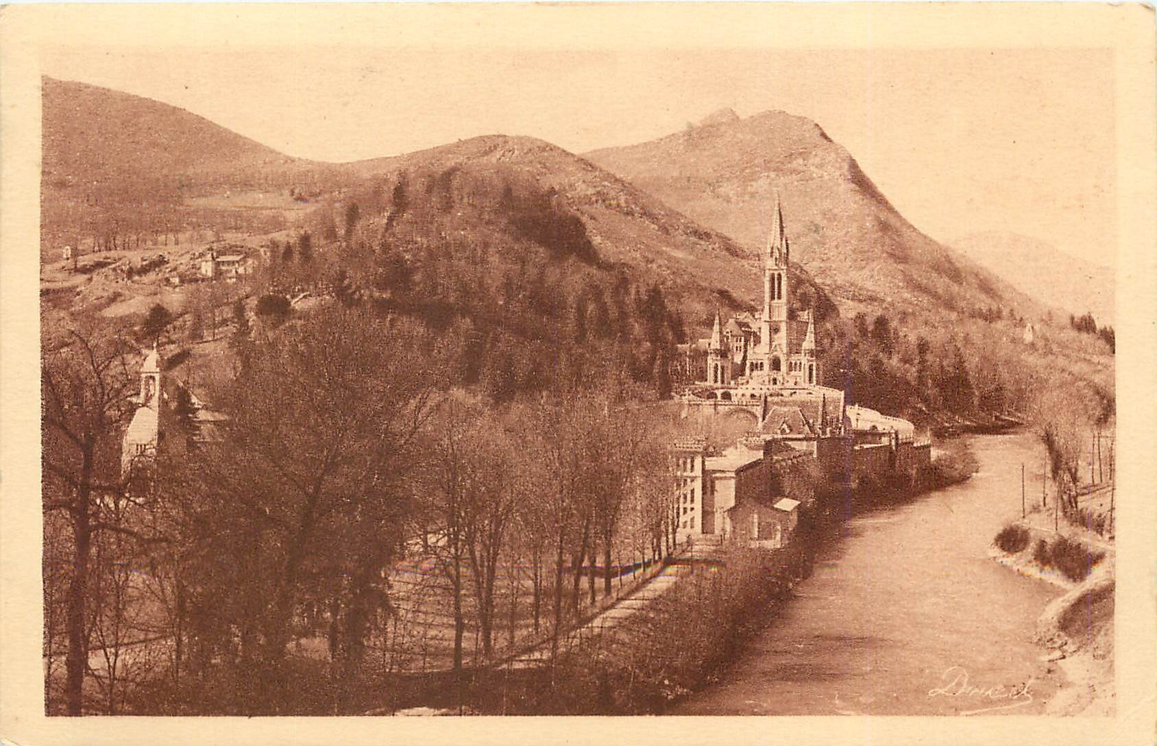 CPA Lourdes La Basilique et le monument interallie 